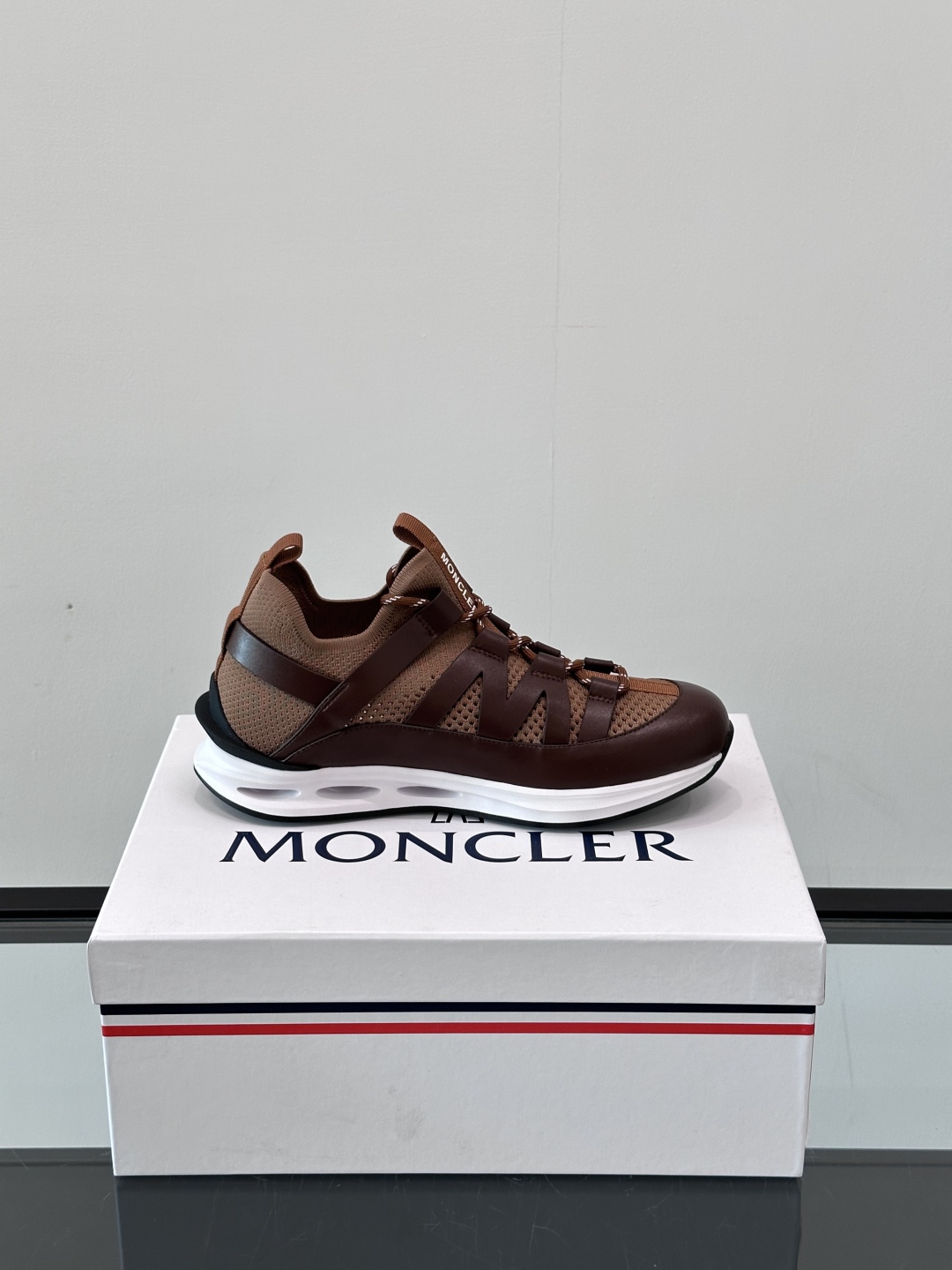 Moncler/蒙口男士休闲运动鞋，具有舒适防滑性能，采用一体成型进口飞织科技面料制成，兼备创新、功能性