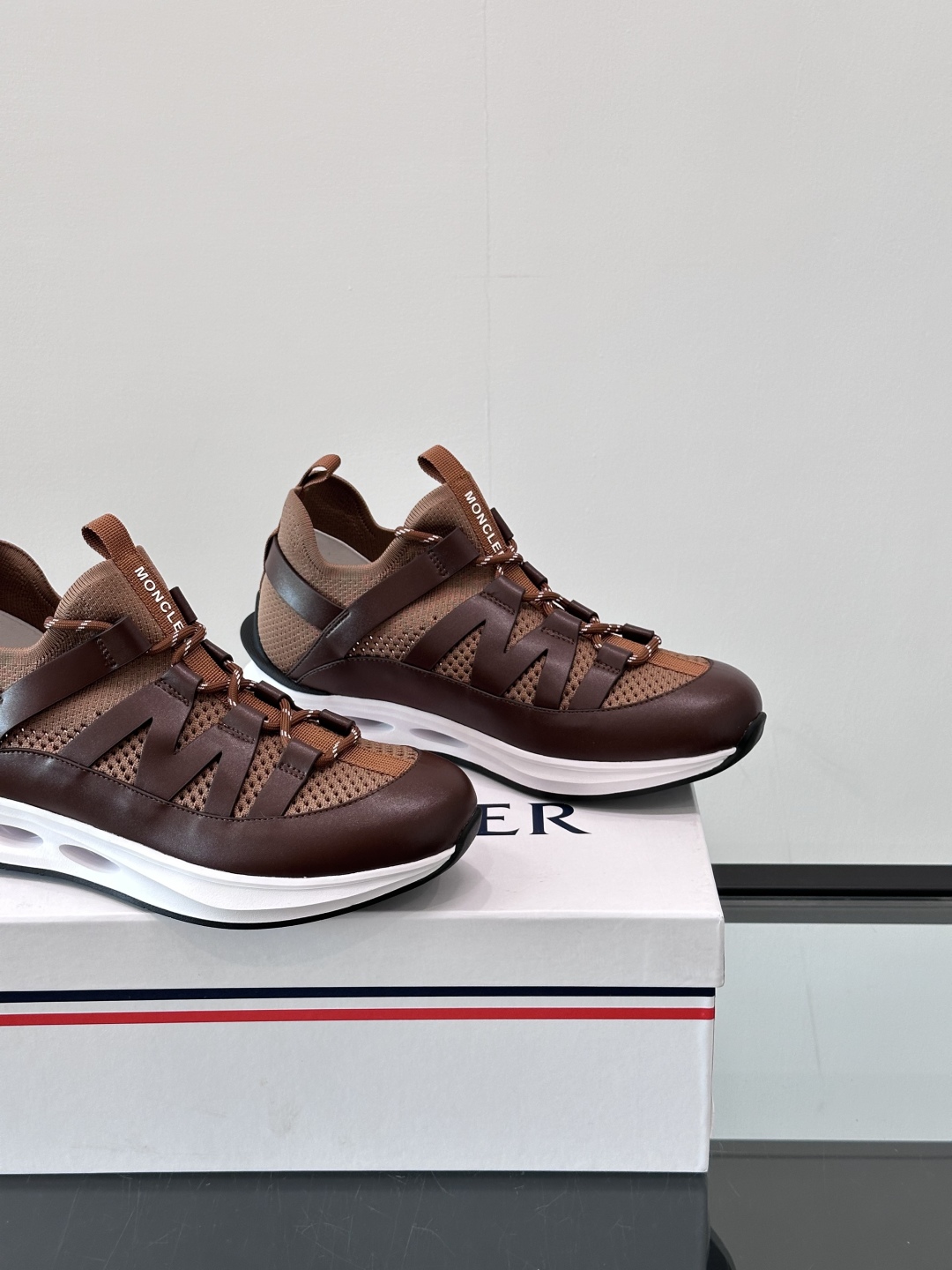 Moncler/蒙口男士休闲运动鞋，具有舒适防滑性能，采用一体成型进口飞织科技面料制成，兼备创新、功能性