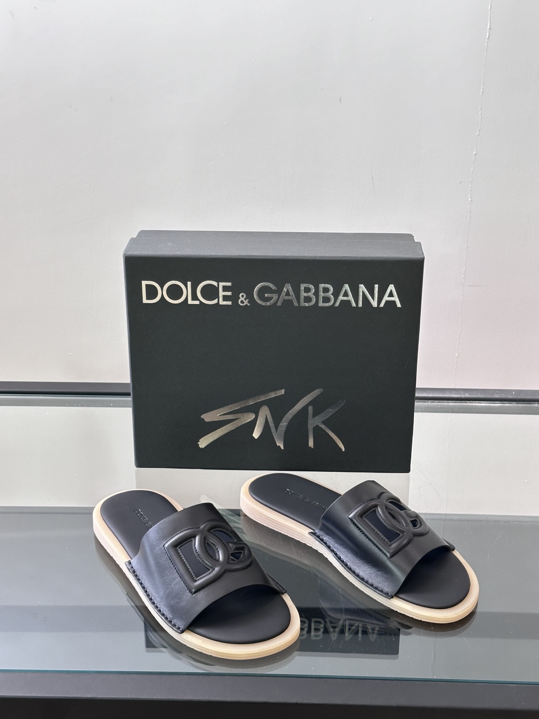 D&G 夏季男士时尚真皮凉鞋拖鞋，头层牛皮材质，皮质柔软细腻，原版开模大底，为整个鞋型注入鲜明的品牌标识