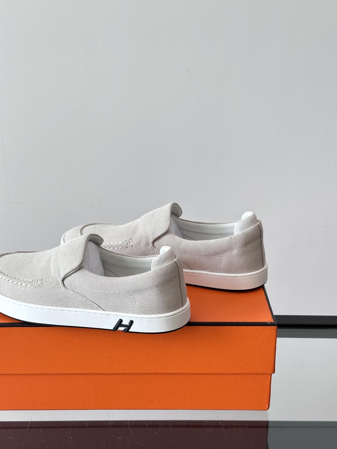 H家爱马仕 Kiddy免系带运动鞋 👟牛仔布和麂皮山羊皮免系带运动鞋，饰有标志性“H”细节。设计简约流畅