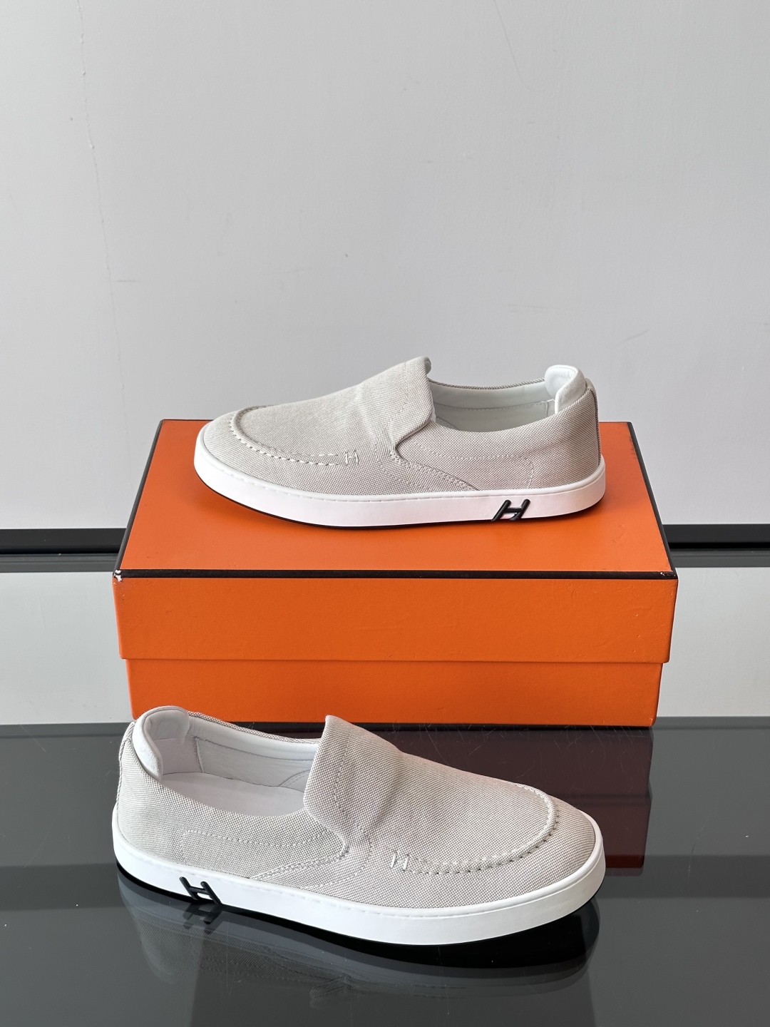 H家爱马仕 Kiddy免系带运动鞋 👟牛仔布和麂皮山羊皮免系带运动鞋，饰有标志性“H”细节。设计简约流畅