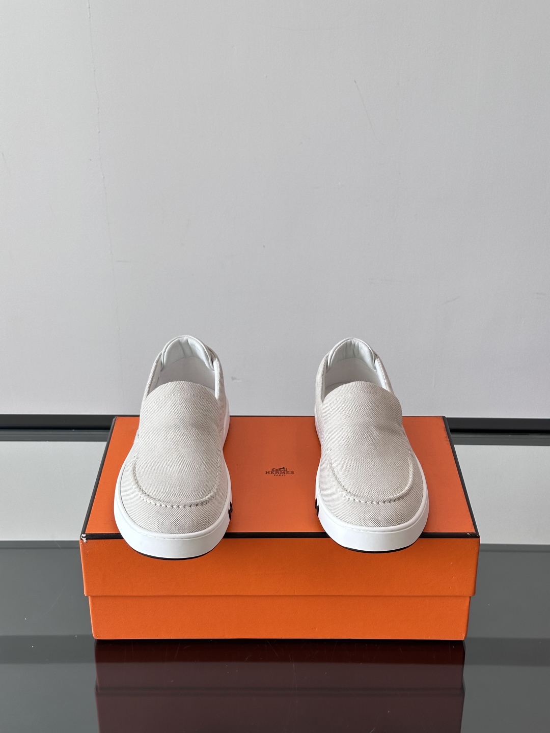 H家爱马仕 Kiddy免系带运动鞋 👟牛仔布和麂皮山羊皮免系带运动鞋，饰有标志性“H”细节。设计简约流畅