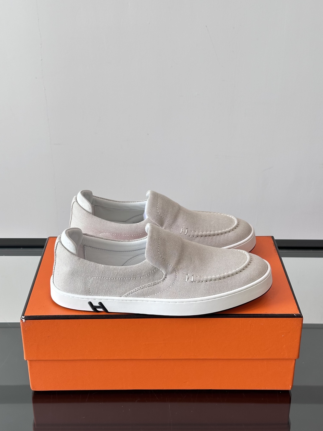 H家爱马仕 Kiddy免系带运动鞋 👟牛仔布和麂皮山羊皮免系带运动鞋，饰有标志性“H”细节。设计简约流畅