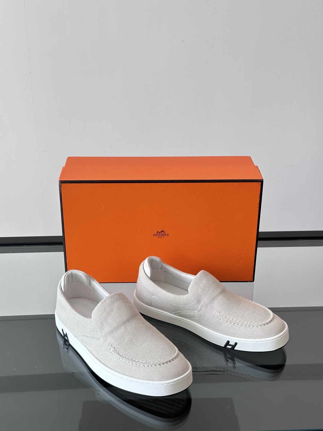 H家爱马仕 Kiddy免系带运动鞋 👟牛仔布和麂皮山羊皮免系带运动鞋，饰有标志性“H”细节。设计简约流畅