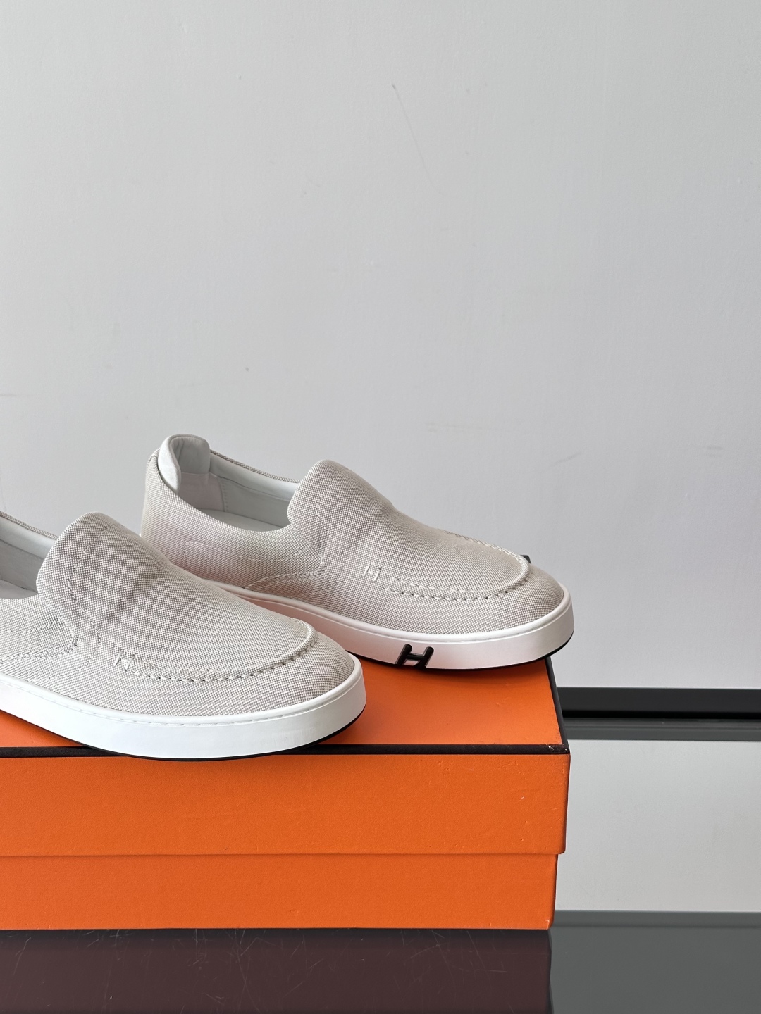 H家爱马仕 Kiddy免系带运动鞋 👟牛仔布和麂皮山羊皮免系带运动鞋，饰有标志性“H”细节。设计简约流畅