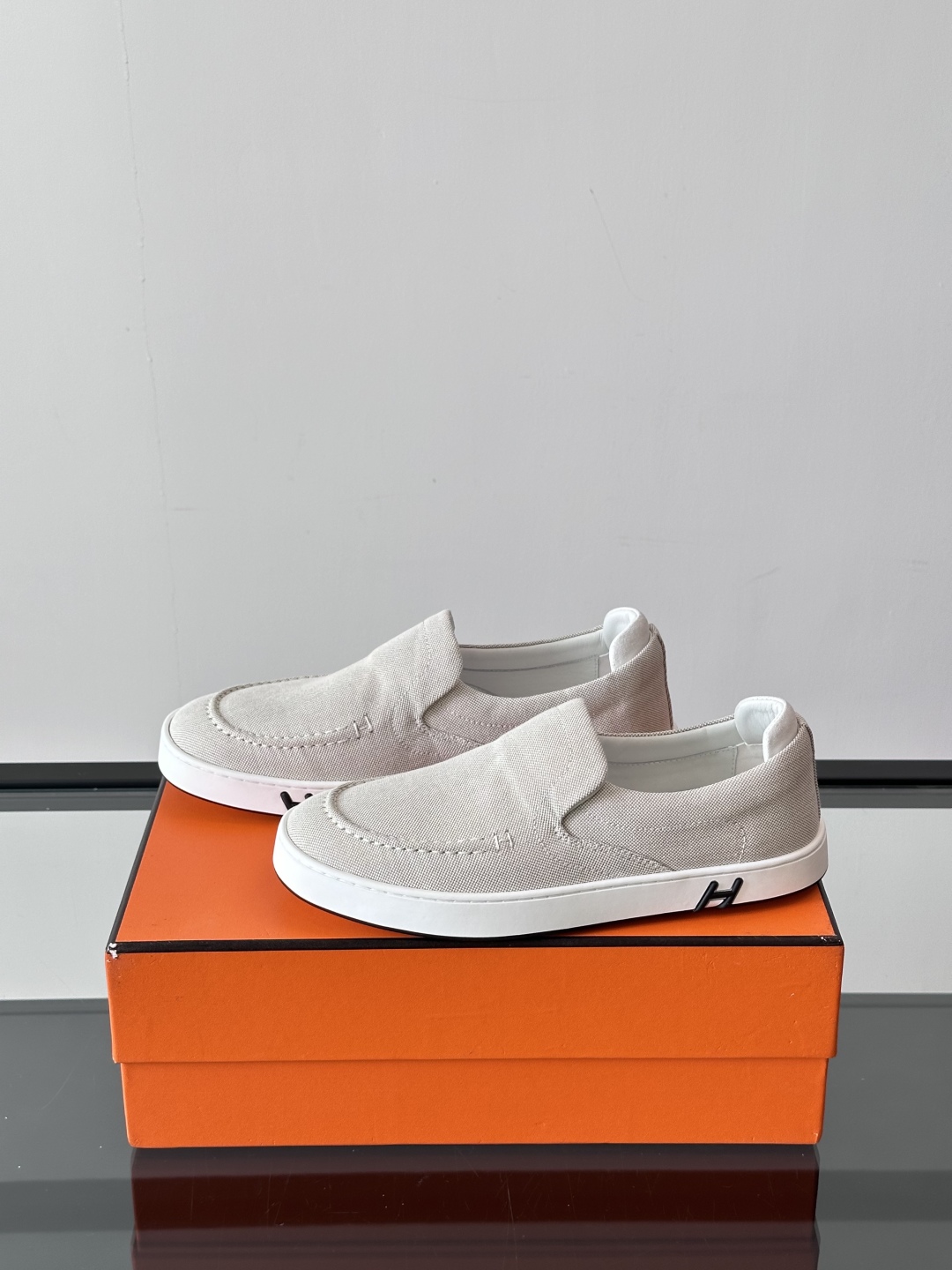 H家爱马仕 Kiddy免系带运动鞋 👟牛仔布和麂皮山羊皮免系带运动鞋，饰有标志性“H”细节。设计简约流畅