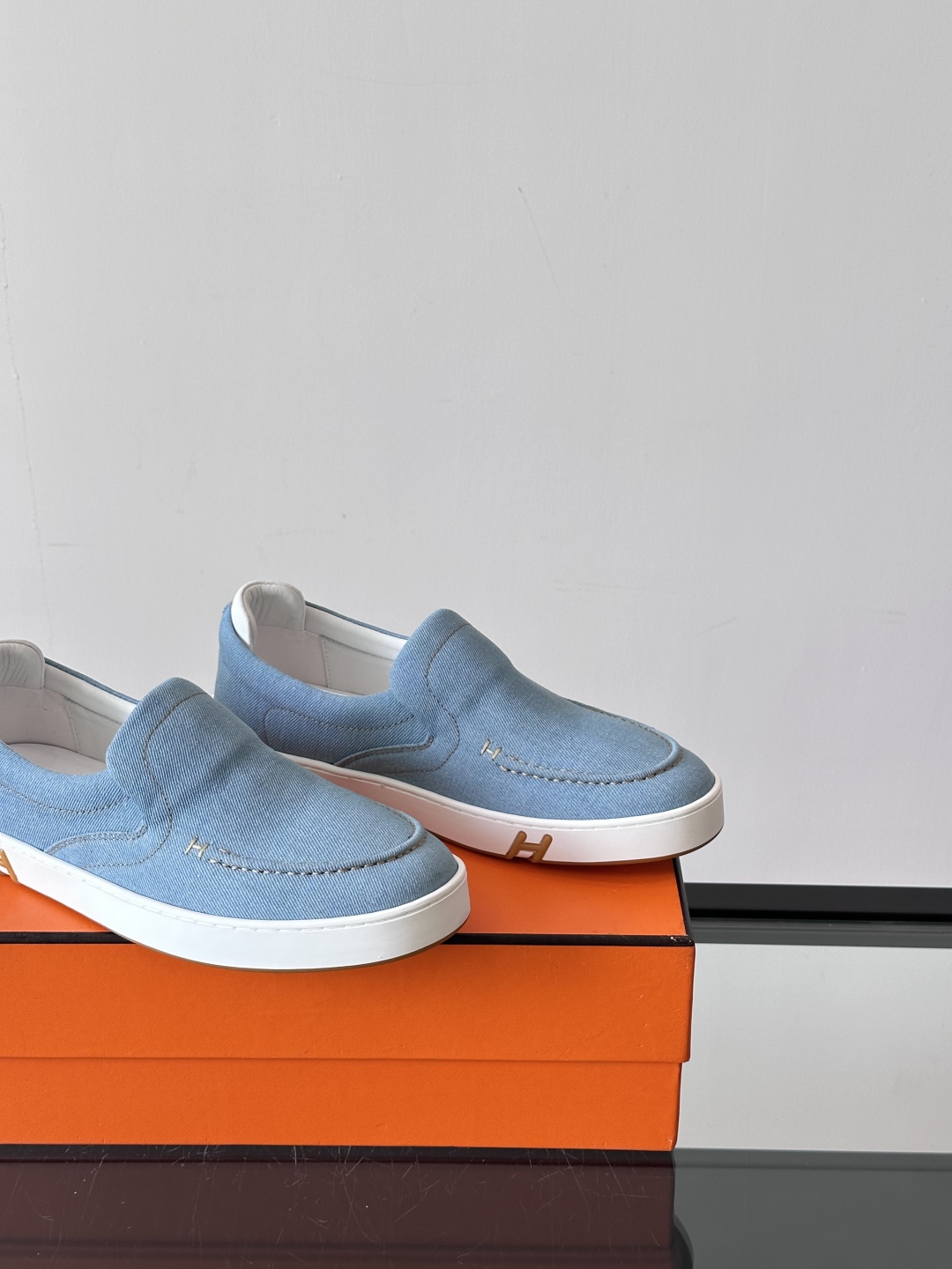 H家爱马仕 Kiddy免系带运动鞋 👟牛仔布和麂皮山羊皮免系带运动鞋，饰有标志性“H”细节。设计简约流畅