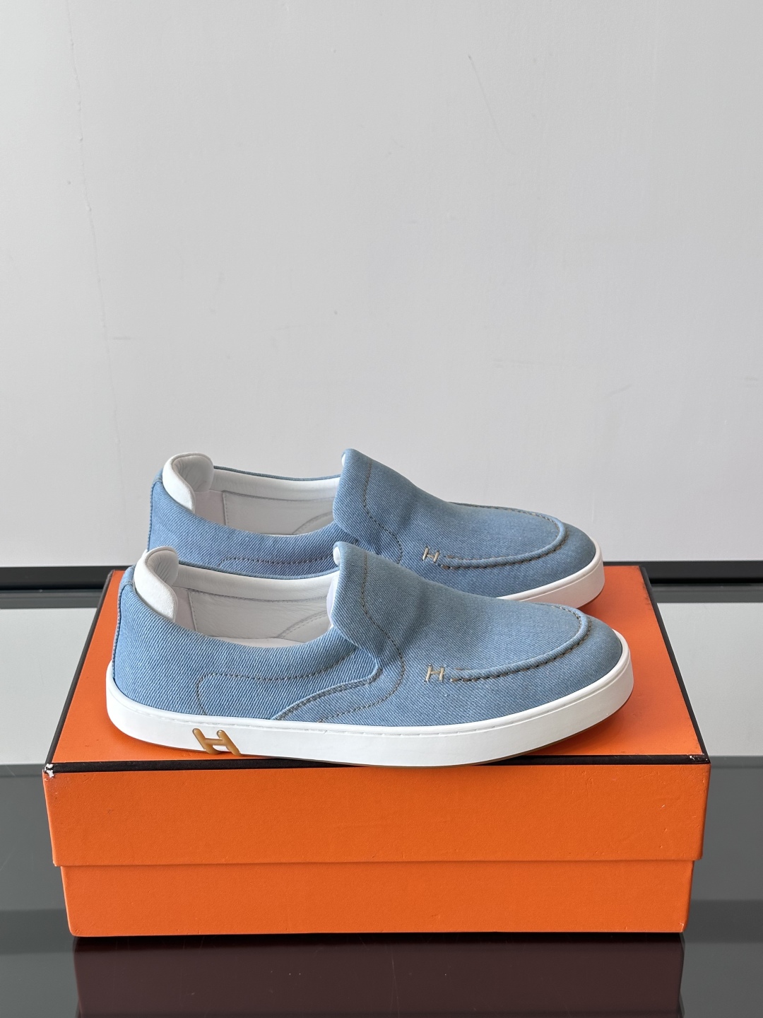 H家爱马仕 Kiddy免系带运动鞋 👟牛仔布和麂皮山羊皮免系带运动鞋，饰有标志性“H”细节。设计简约流畅
