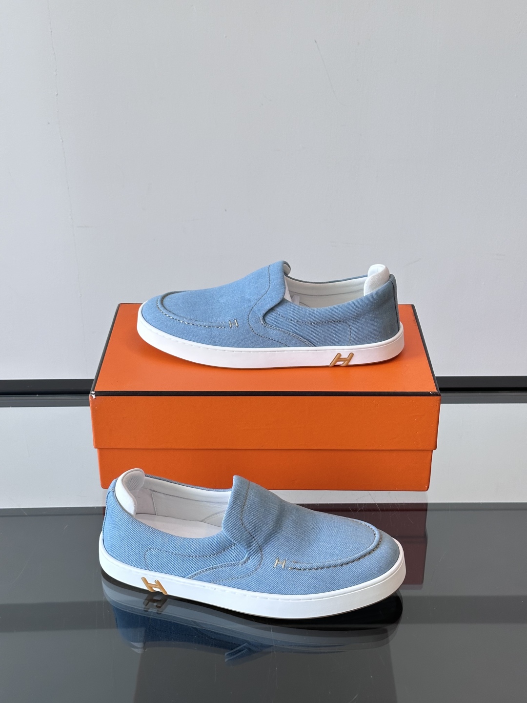 H家爱马仕 Kiddy免系带运动鞋 👟牛仔布和麂皮山羊皮免系带运动鞋，饰有标志性“H”细节。设计简约流畅