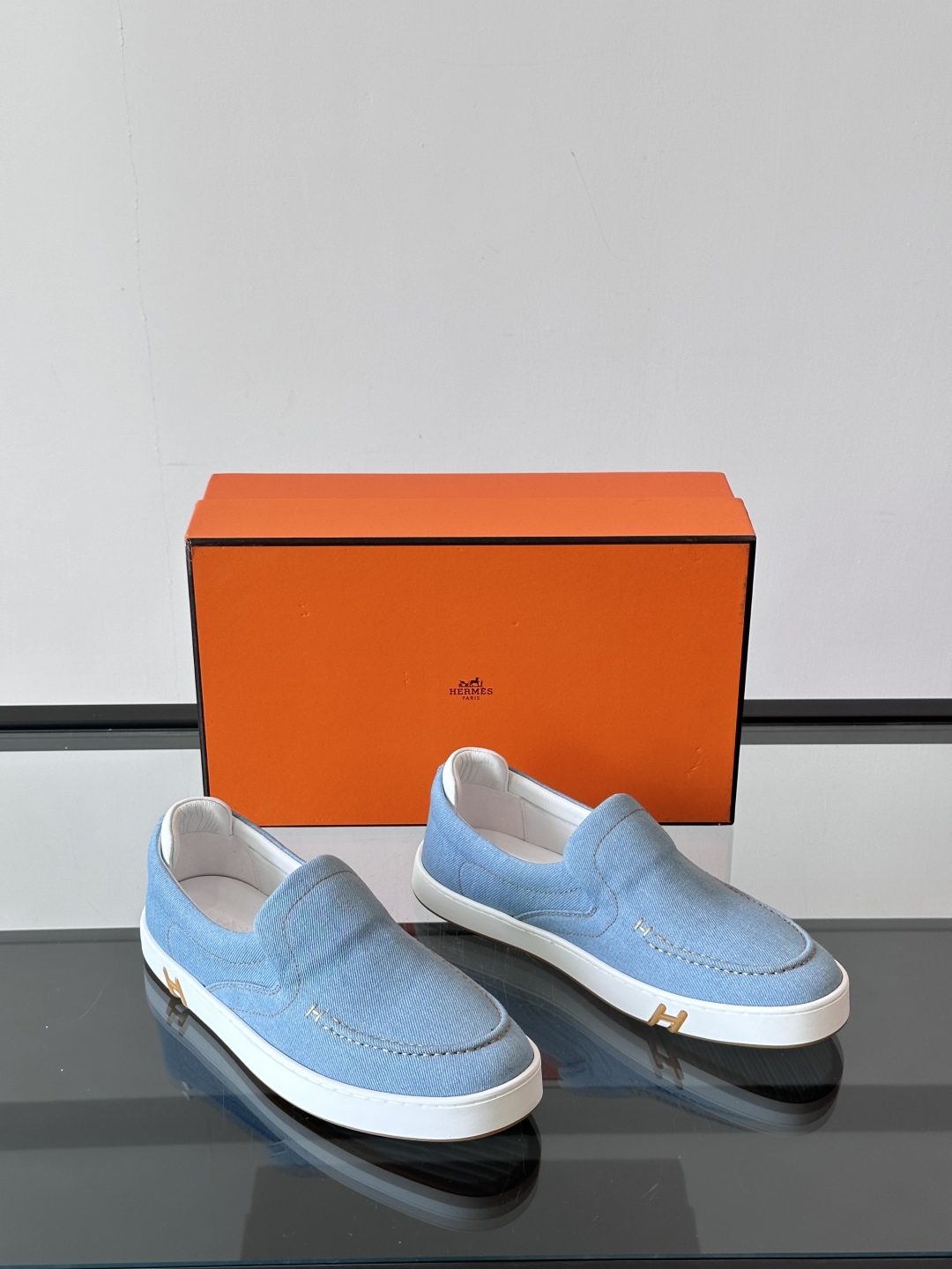 H家爱马仕 Kiddy免系带运动鞋 👟牛仔布和麂皮山羊皮免系带运动鞋，饰有标志性“H”细节。设计简约流畅