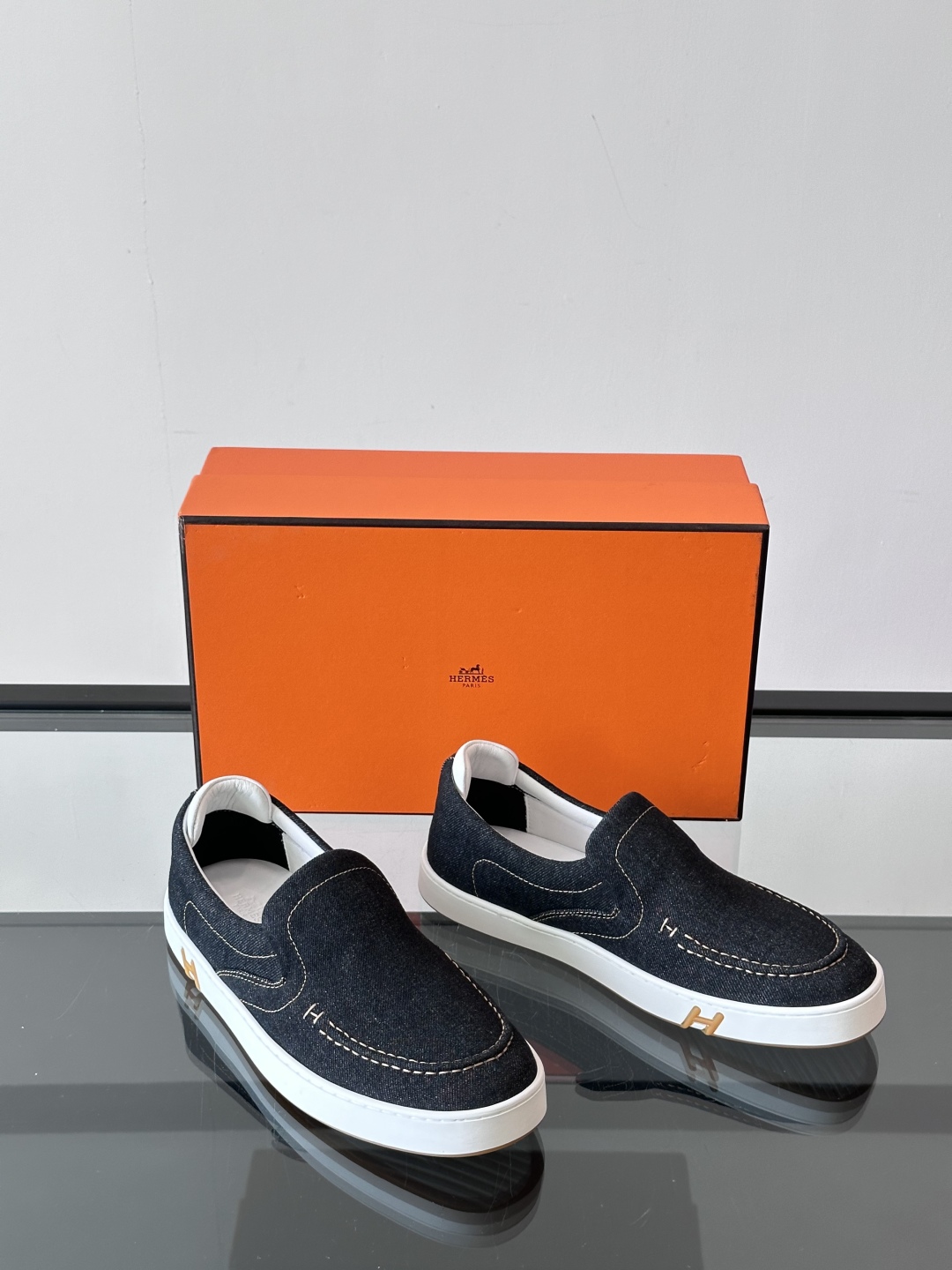 H家爱马仕 Kiddy免系带运动鞋 👟牛仔布和麂皮山羊皮免系带运动鞋，饰有标志性“H”细节。设计简约流畅