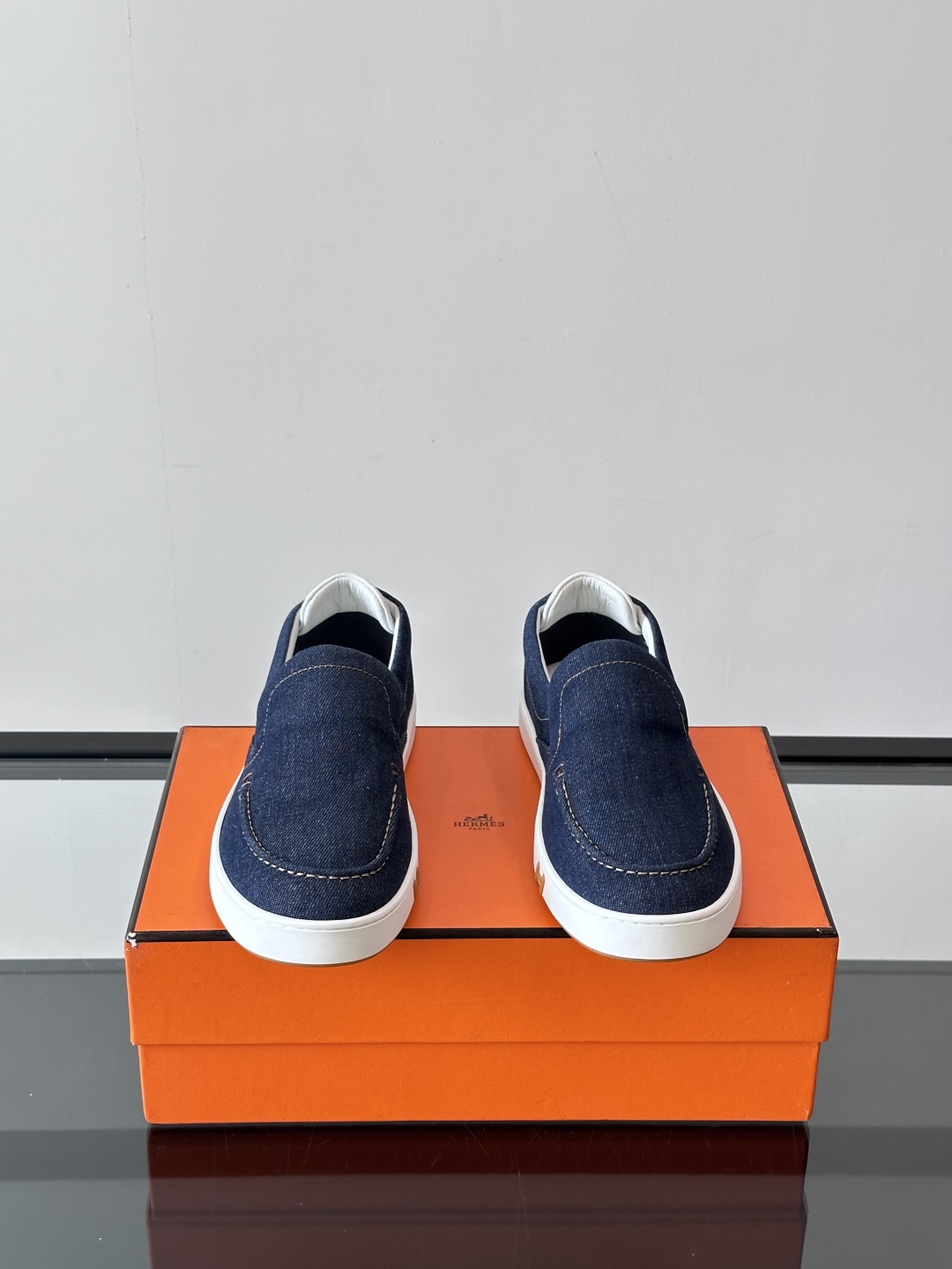 H家爱马仕 Kiddy免系带运动鞋 👟牛仔布和麂皮山羊皮免系带运动鞋，饰有标志性“H”细节。设计简约流畅