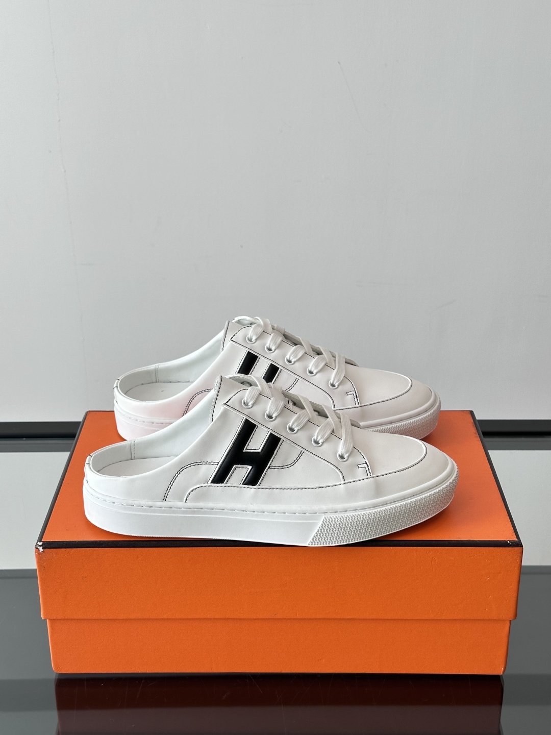 Hermes KeeP半拖运动鞋👟拖鞋爱好者狂喜作为一双拖鞋 他居然还有内增高👍好喜欢很干净秀气。这次经