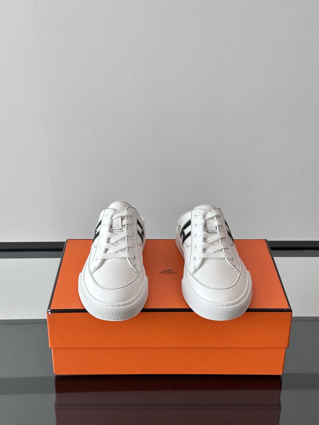 Hermes KeeP半拖运动鞋👟拖鞋爱好者狂喜作为一双拖鞋 他居然还有内增高👍好喜欢很干净秀气。这次经