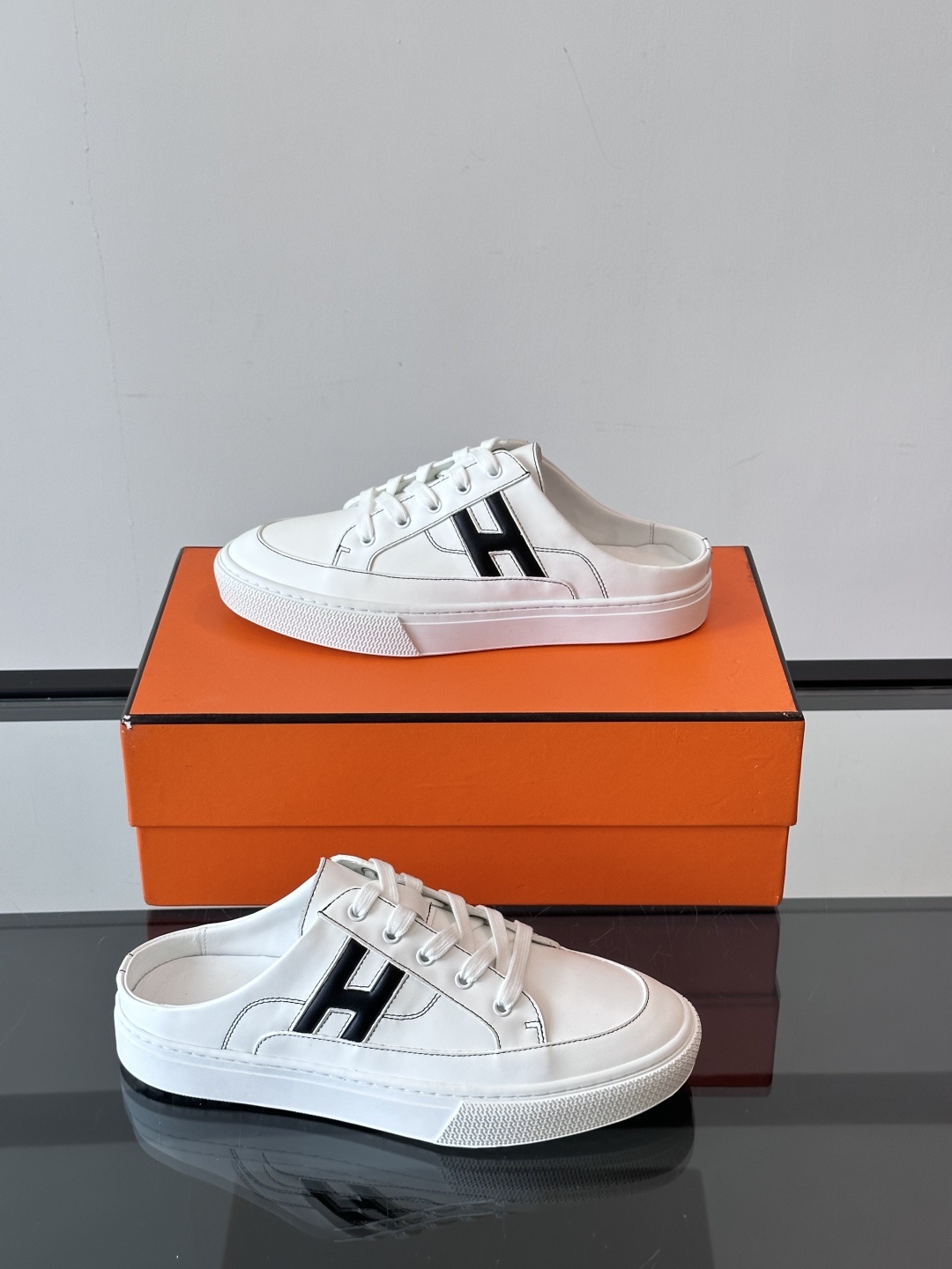 Hermes KeeP半拖运动鞋👟拖鞋爱好者狂喜作为一双拖鞋 他居然还有内增高👍好喜欢很干净秀气。这次经