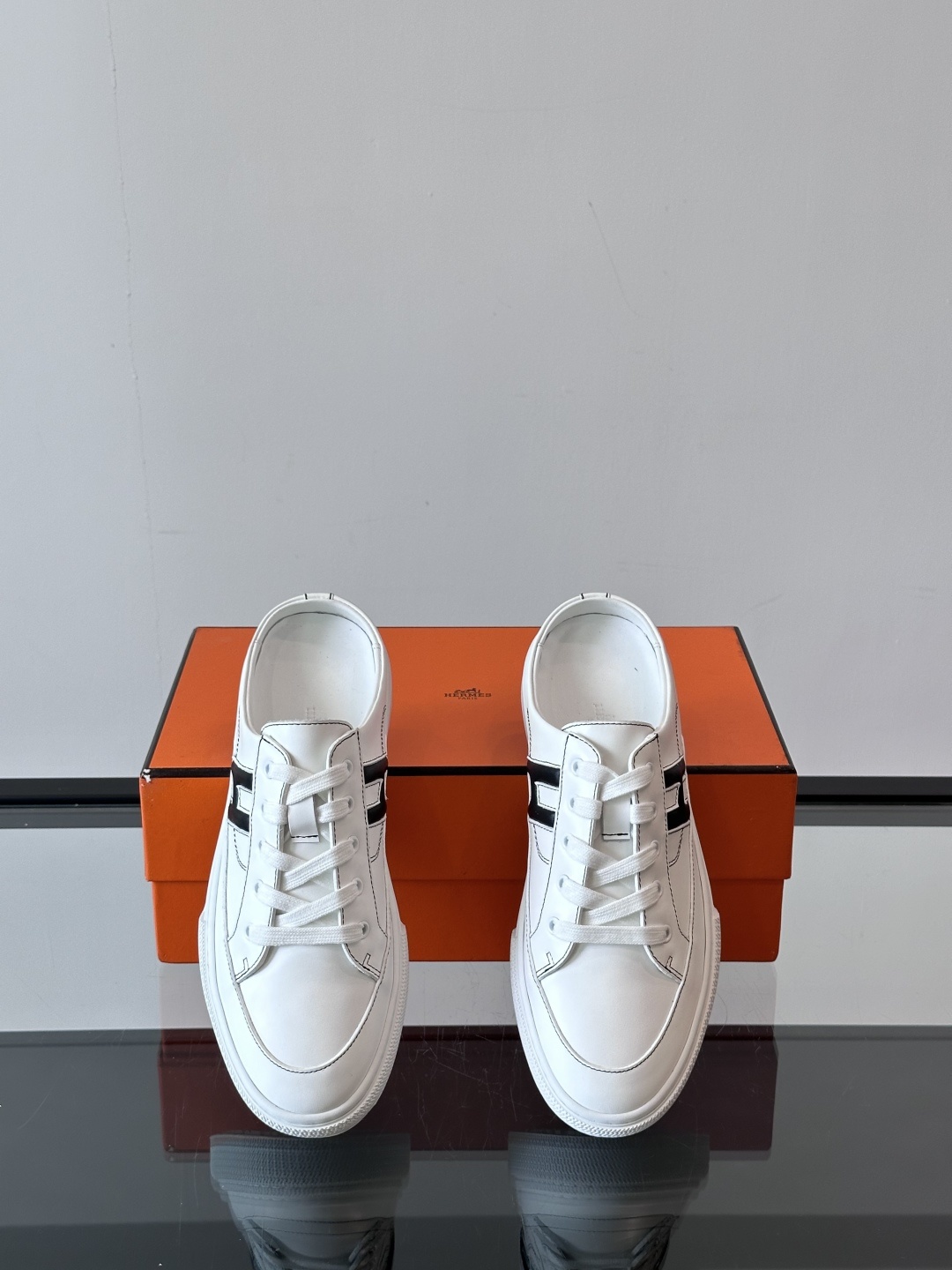 Hermes KeeP半拖运动鞋👟拖鞋爱好者狂喜作为一双拖鞋 他居然还有内增高👍好喜欢很干净秀气。这次经
