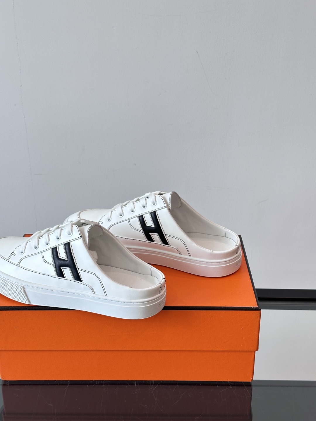 Hermes KeeP半拖运动鞋👟拖鞋爱好者狂喜作为一双拖鞋 他居然还有内增高👍好喜欢很干净秀气。这次经