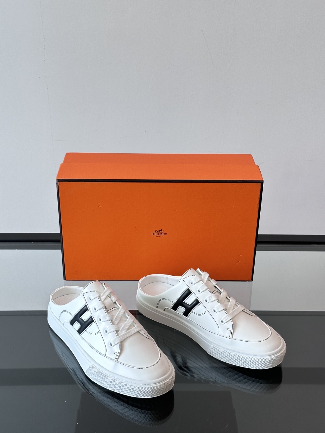 Hermes KeeP半拖运动鞋👟拖鞋爱好者狂喜作为一双拖鞋 他居然还有内增高👍好喜欢很干净秀气。这次经