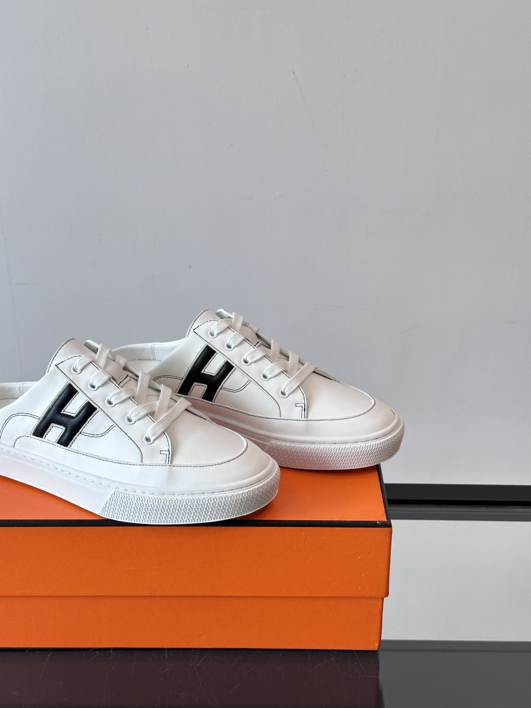 Hermes KeeP半拖运动鞋👟拖鞋爱好者狂喜作为一双拖鞋 他居然还有内增高👍好喜欢很干净秀气。这次经