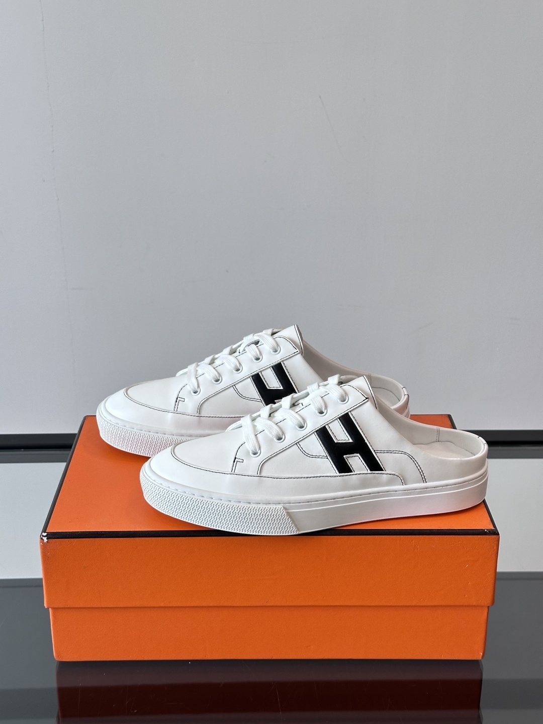 Hermes KeeP半拖运动鞋👟拖鞋爱好者狂喜作为一双拖鞋 他居然还有内增高👍好喜欢很干净秀气。这次经