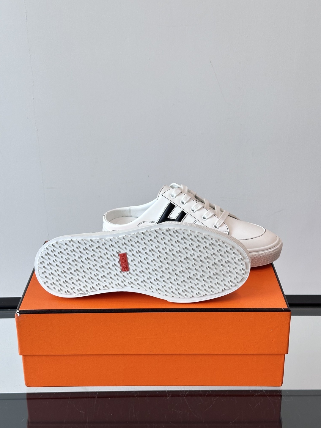 Hermes KeeP半拖运动鞋👟拖鞋爱好者狂喜作为一双拖鞋 他居然还有内增高👍好喜欢很干净秀气。这次经