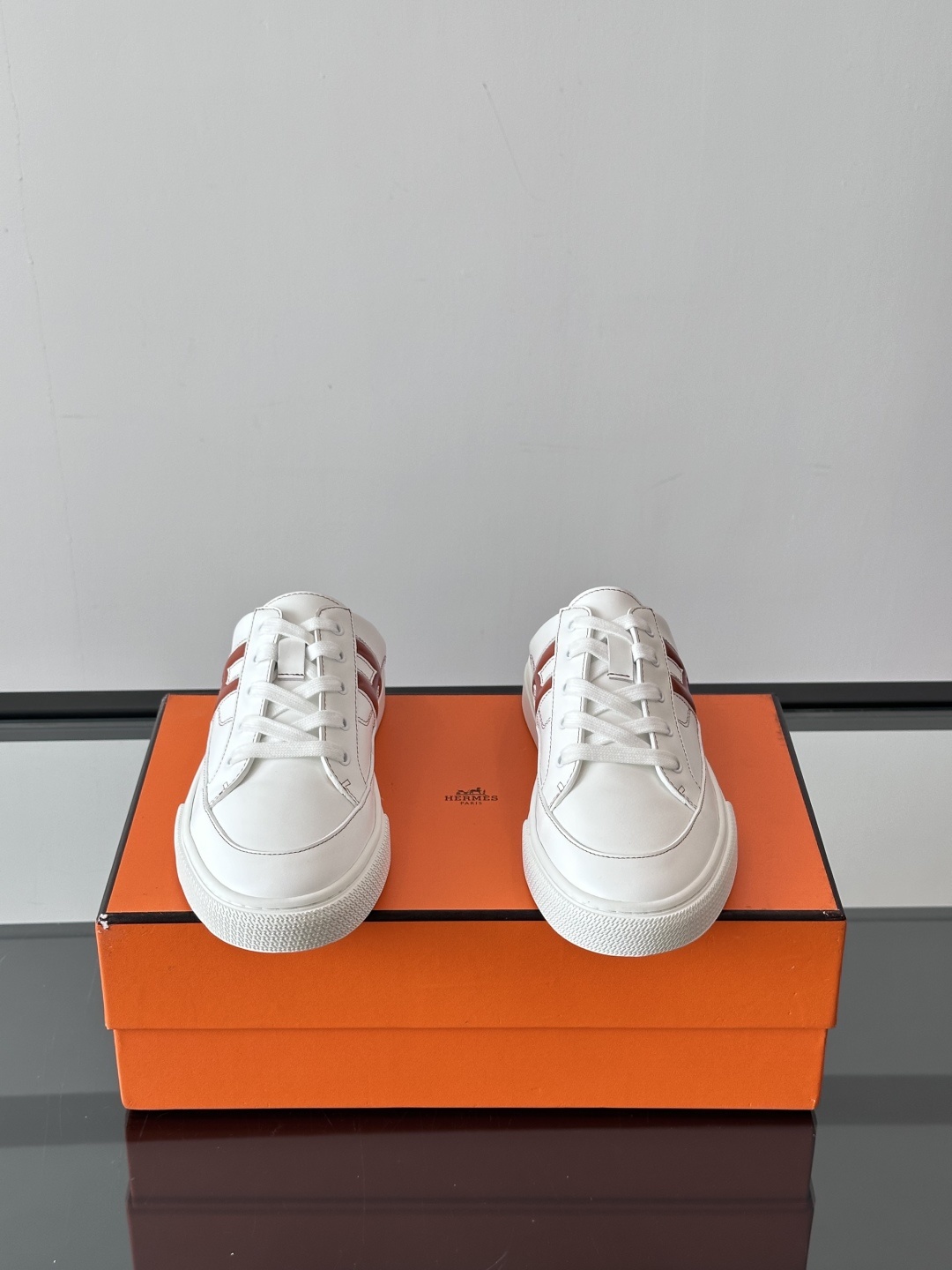 Hermes KeeP半拖运动鞋👟拖鞋爱好者狂喜作为一双拖鞋 他居然还有内增高👍好喜欢很干净秀气。这次经