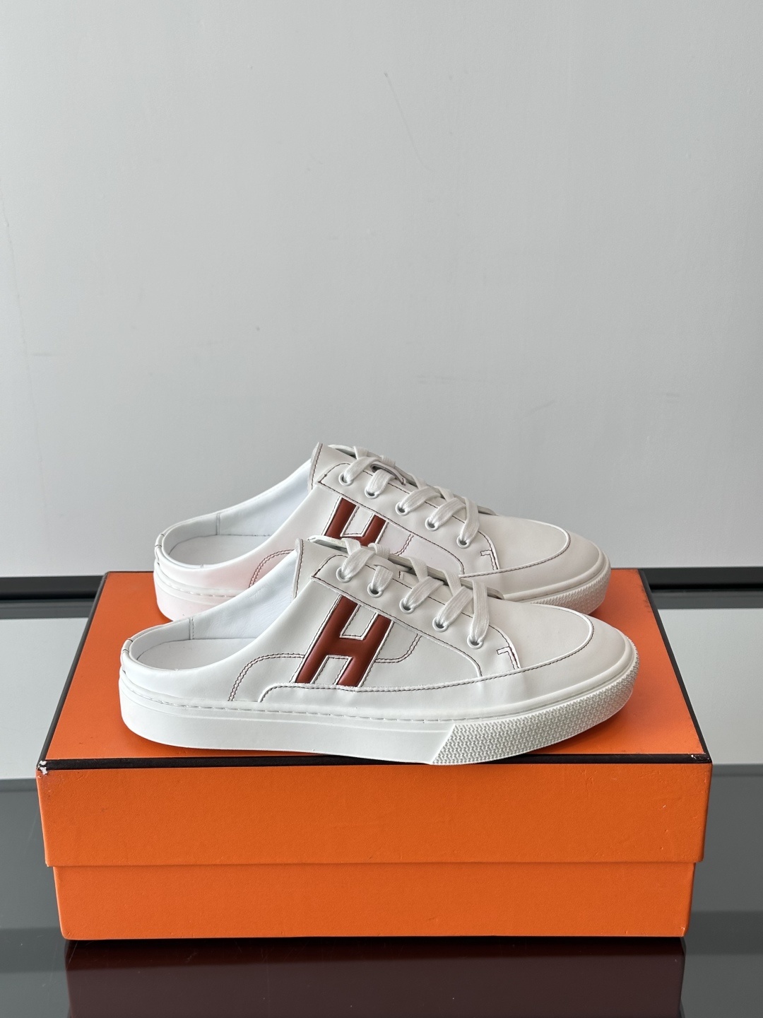 Hermes KeeP半拖运动鞋👟拖鞋爱好者狂喜作为一双拖鞋 他居然还有内增高👍好喜欢很干净秀气。这次经