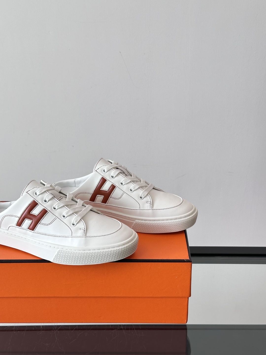 Hermes KeeP半拖运动鞋👟拖鞋爱好者狂喜作为一双拖鞋 他居然还有内增高👍好喜欢很干净秀气。这次经