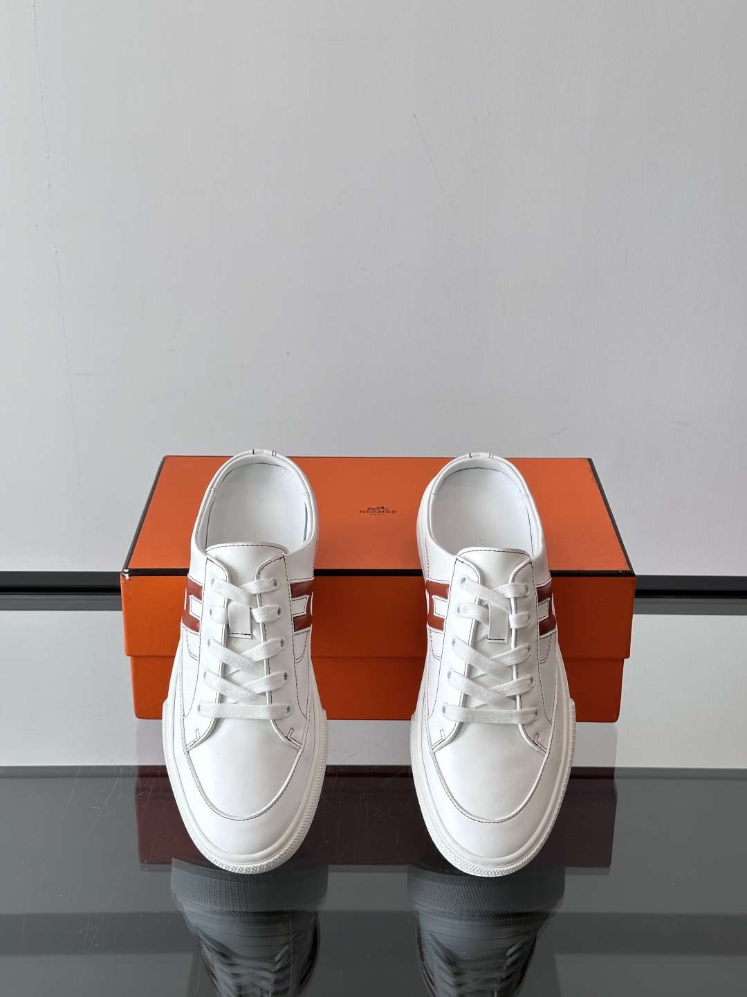 Hermes KeeP半拖运动鞋👟拖鞋爱好者狂喜作为一双拖鞋 他居然还有内增高👍好喜欢很干净秀气。这次经