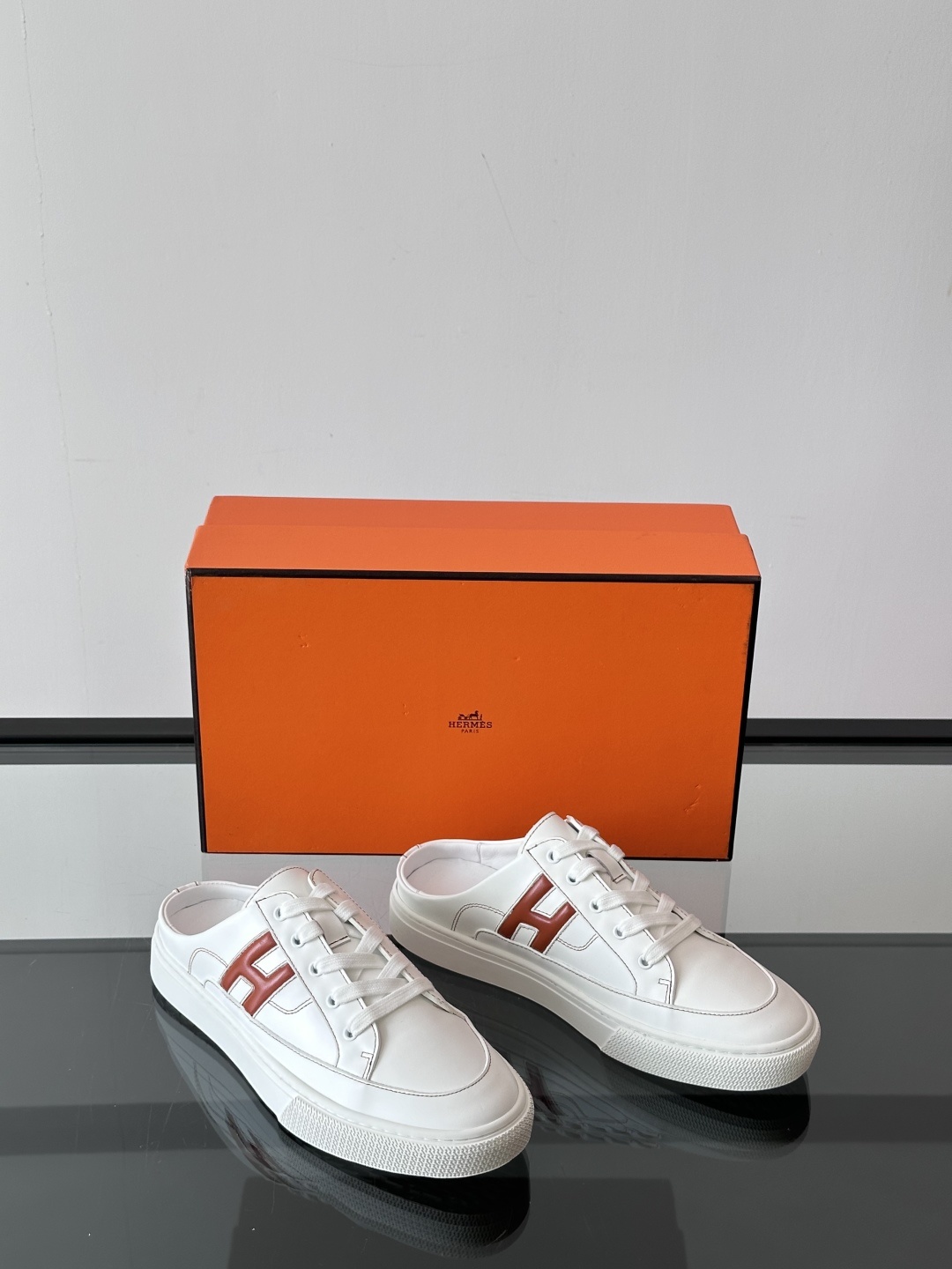 Hermes KeeP半拖运动鞋👟拖鞋爱好者狂喜作为一双拖鞋 他居然还有内增高👍好喜欢很干净秀气。这次经