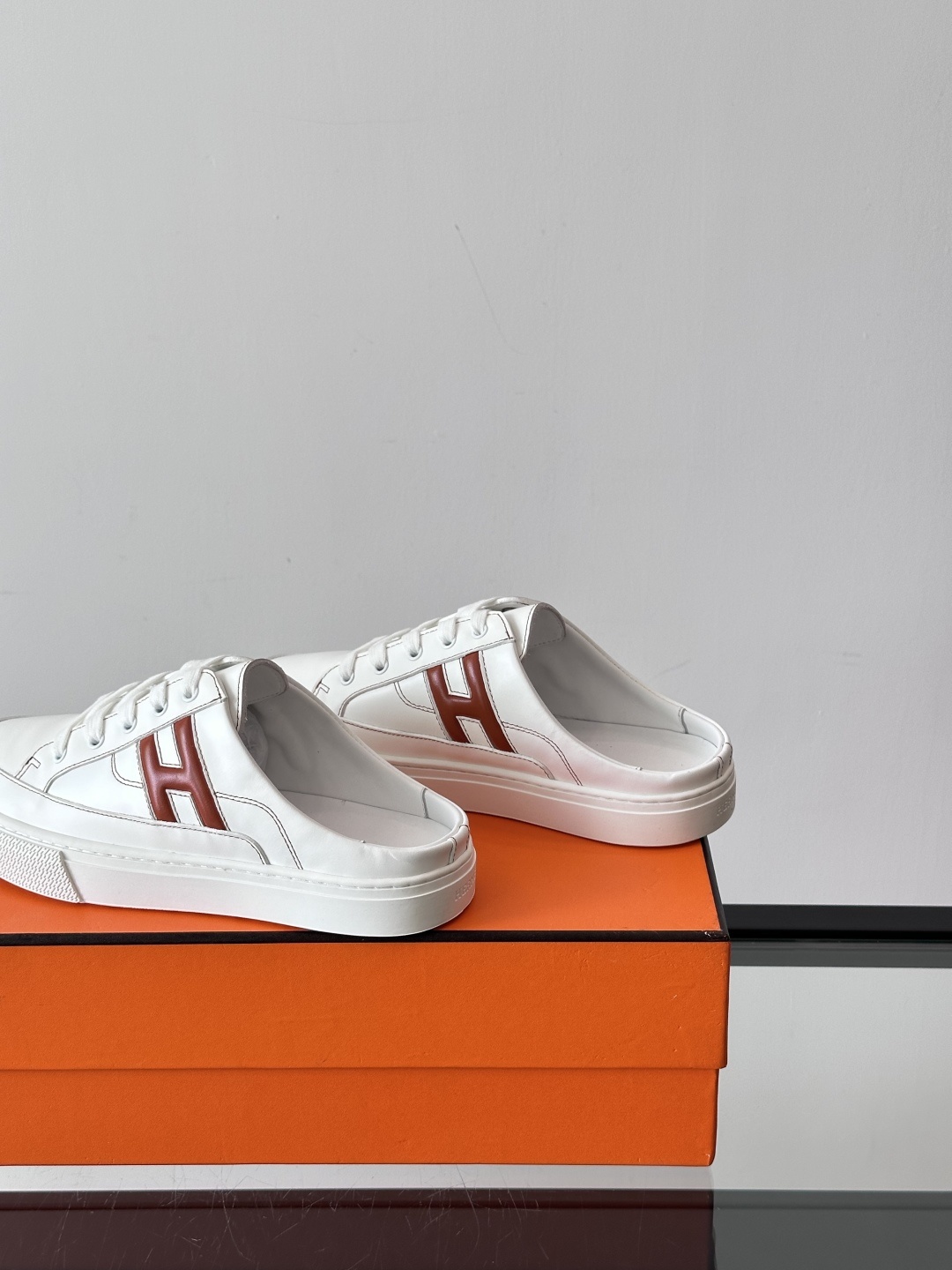 Hermes KeeP半拖运动鞋👟拖鞋爱好者狂喜作为一双拖鞋 他居然还有内增高👍好喜欢很干净秀气。这次经