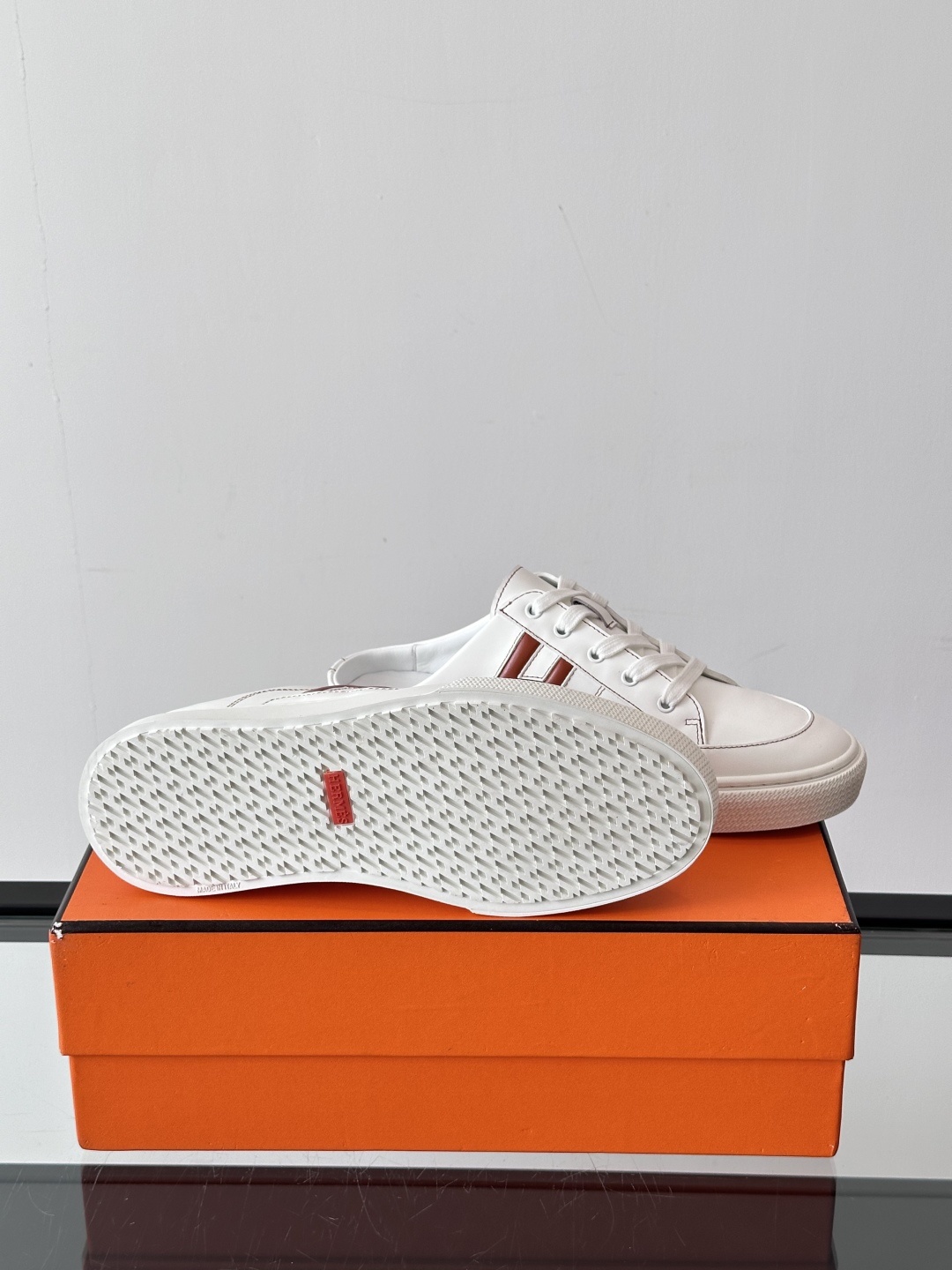 Hermes KeeP半拖运动鞋👟拖鞋爱好者狂喜作为一双拖鞋 他居然还有内增高👍好喜欢很干净秀气。这次经