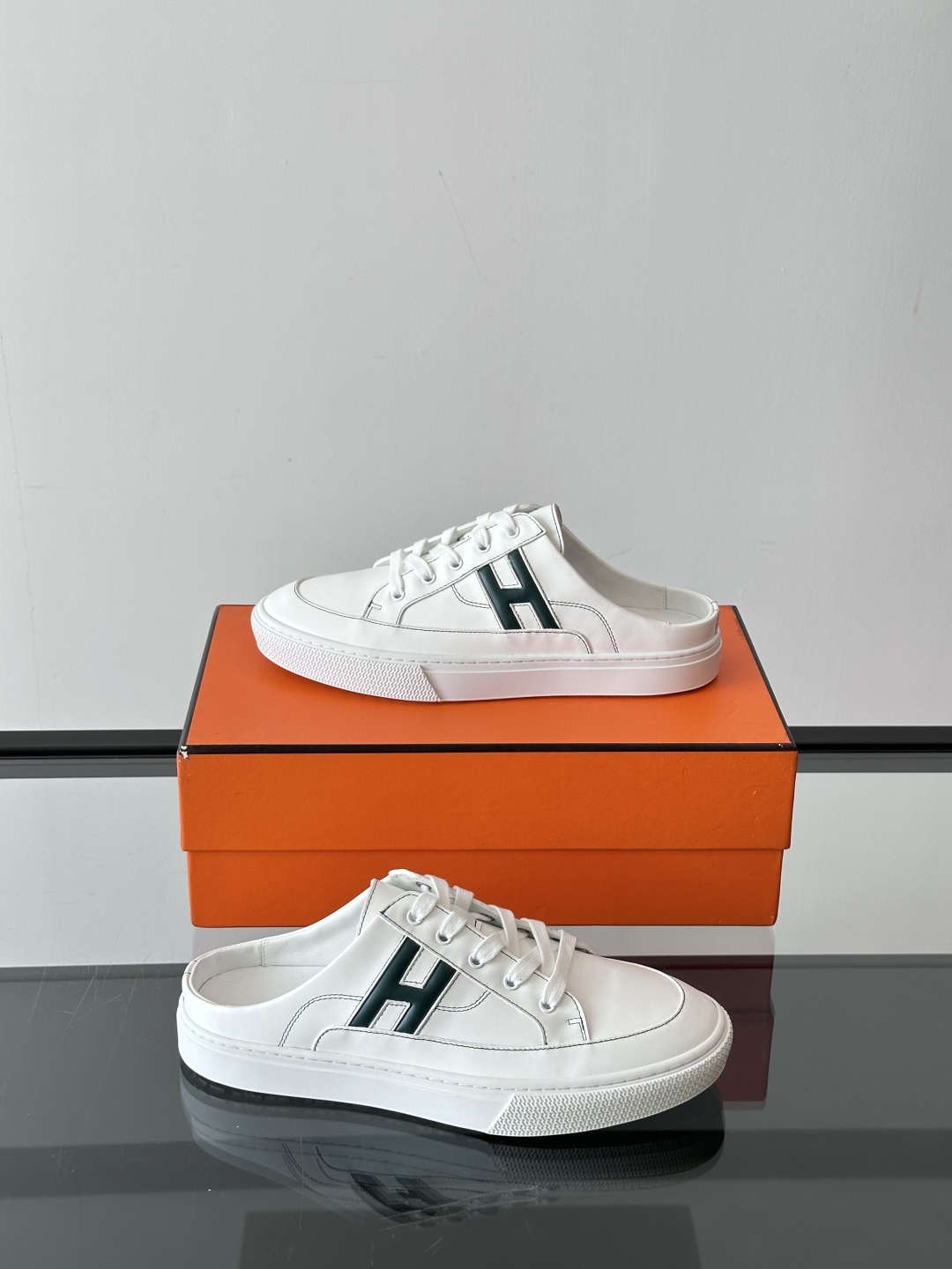 Hermes KeeP半拖运动鞋👟拖鞋爱好者狂喜作为一双拖鞋 他居然还有内增高👍好喜欢很干净秀气。这次经