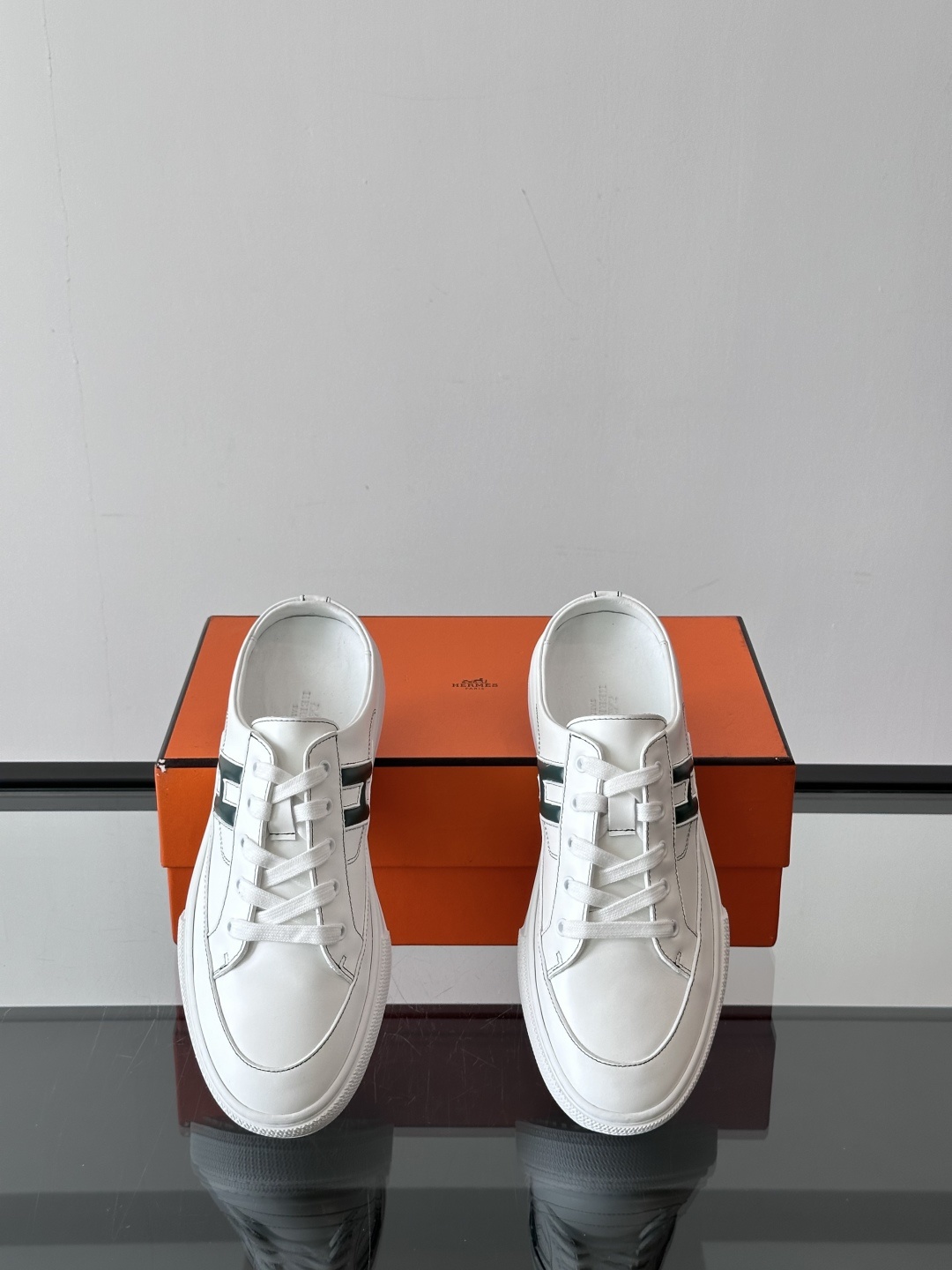 Hermes KeeP半拖运动鞋👟拖鞋爱好者狂喜作为一双拖鞋 他居然还有内增高👍好喜欢很干净秀气。这次经