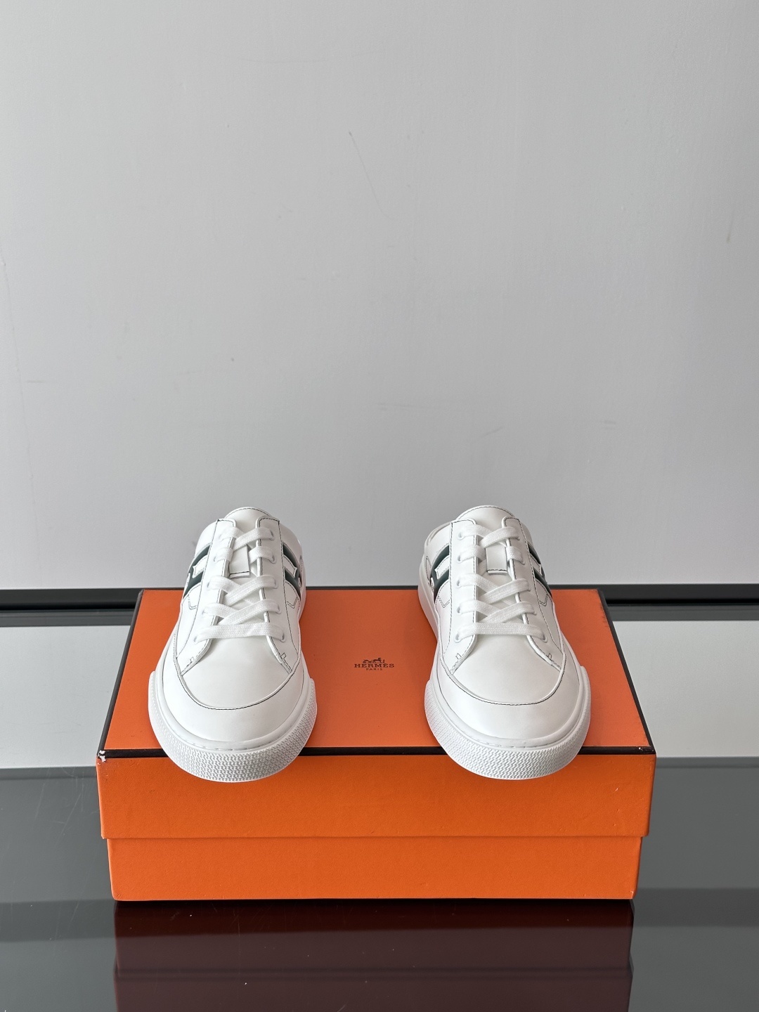 Hermes KeeP半拖运动鞋👟拖鞋爱好者狂喜作为一双拖鞋 他居然还有内增高👍好喜欢很干净秀气。这次经