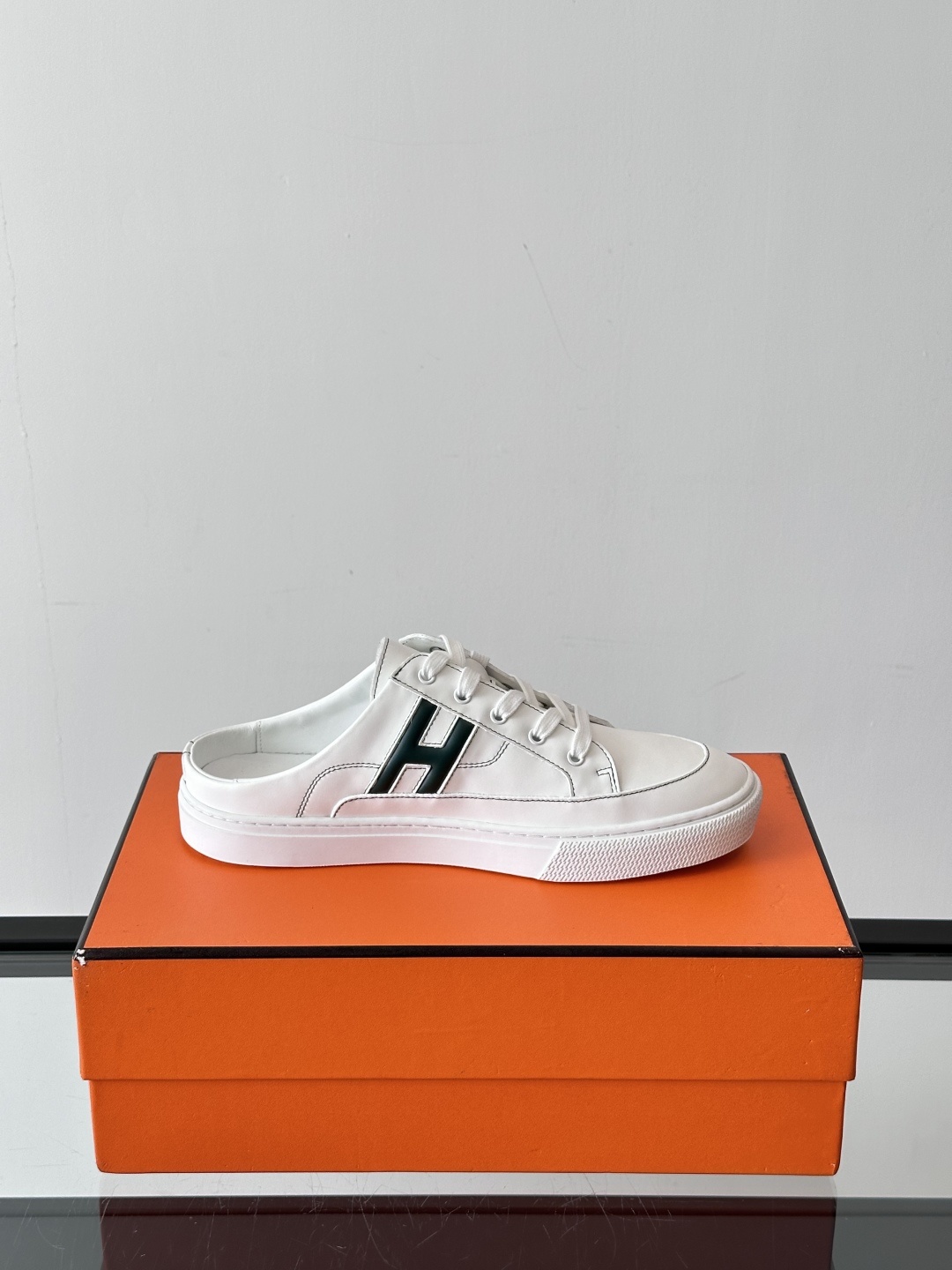 Hermes KeeP半拖运动鞋👟拖鞋爱好者狂喜作为一双拖鞋 他居然还有内增高👍好喜欢很干净秀气。这次经