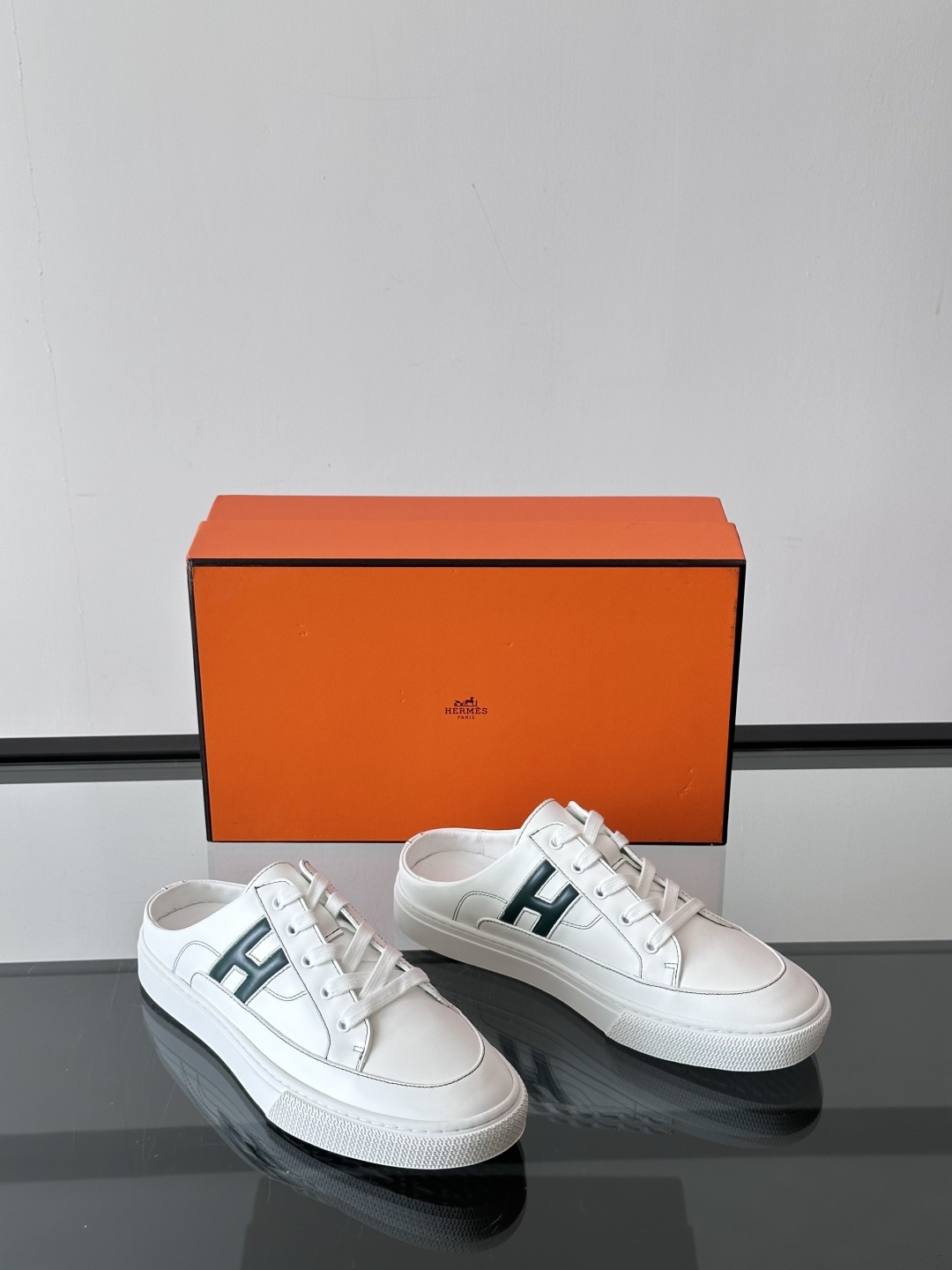 Hermes KeeP半拖运动鞋👟拖鞋爱好者狂喜作为一双拖鞋 他居然还有内增高👍好喜欢很干净秀气。这次经
