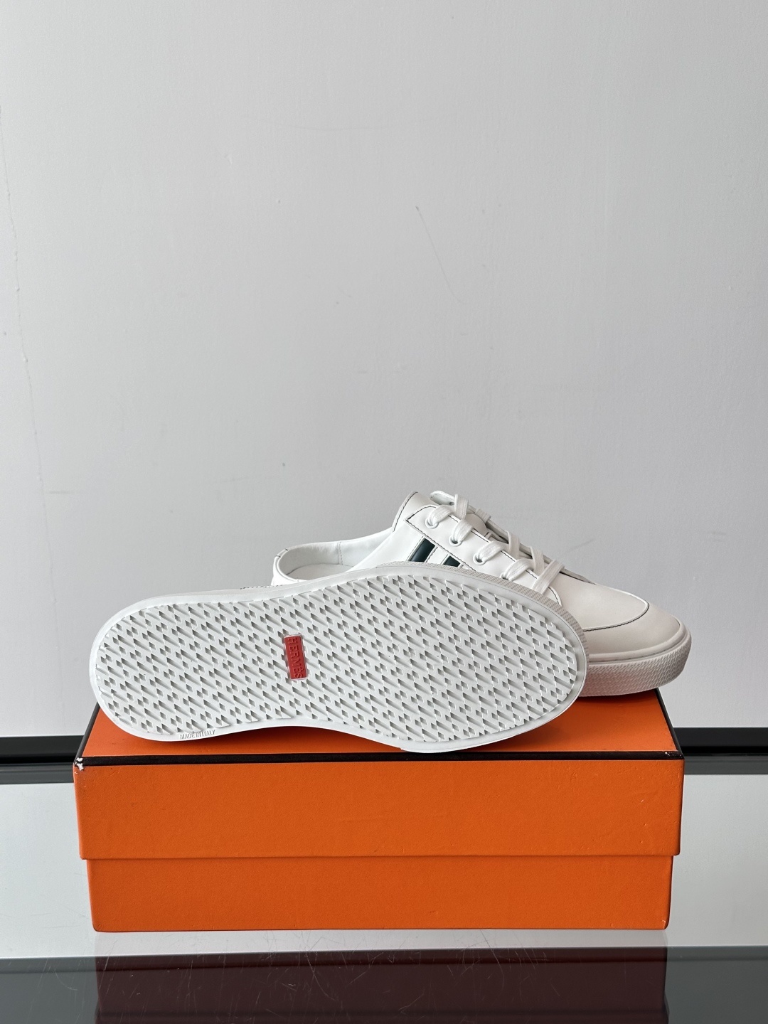 Hermes KeeP半拖运动鞋👟拖鞋爱好者狂喜作为一双拖鞋 他居然还有内增高👍好喜欢很干净秀气。这次经