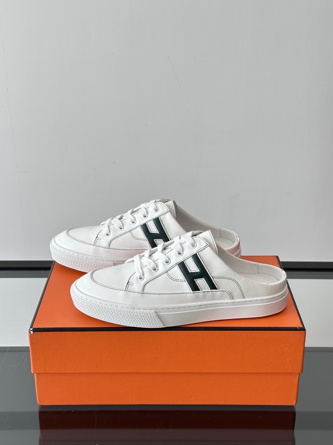Hermes KeeP半拖运动鞋👟拖鞋爱好者狂喜作为一双拖鞋 他居然还有内增高👍好喜欢很干净秀气。这次经