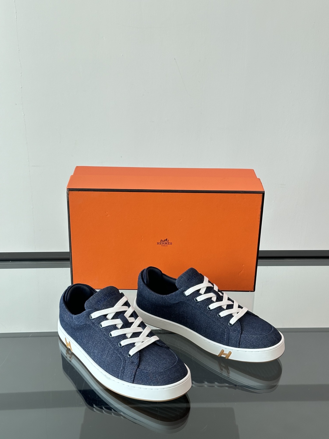 H爱马仕 👞Kid运动鞋 ，牛仔布和麂皮山羊皮运动鞋，饰有标志性“H”细节。
设计简约流畅，打造时尚都市