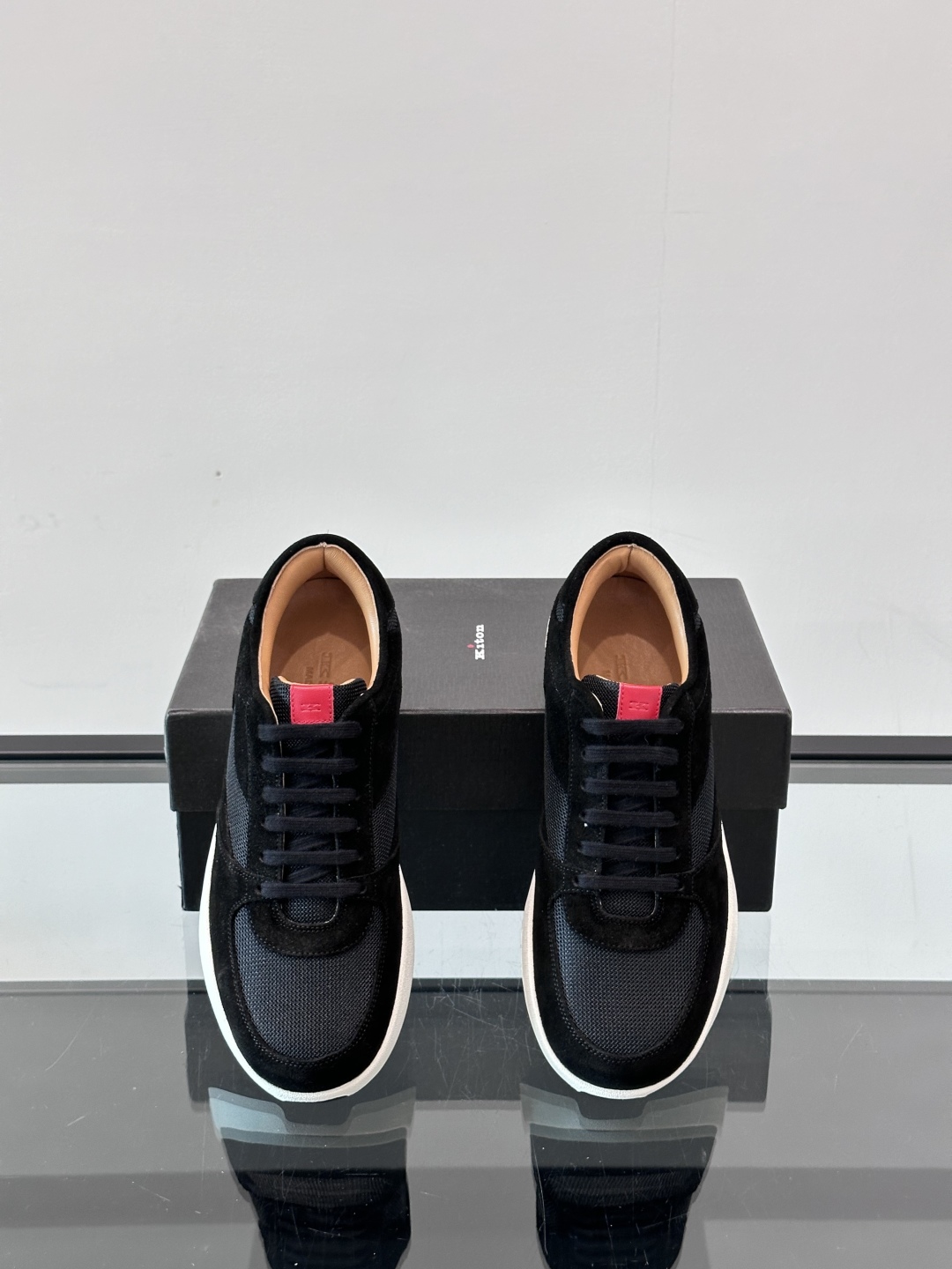 Kiton男士新款休闲运动鞋 👟
Kiton是意大利著名的顶级手工鞋品牌之一，传统工艺与自然之美的完美结