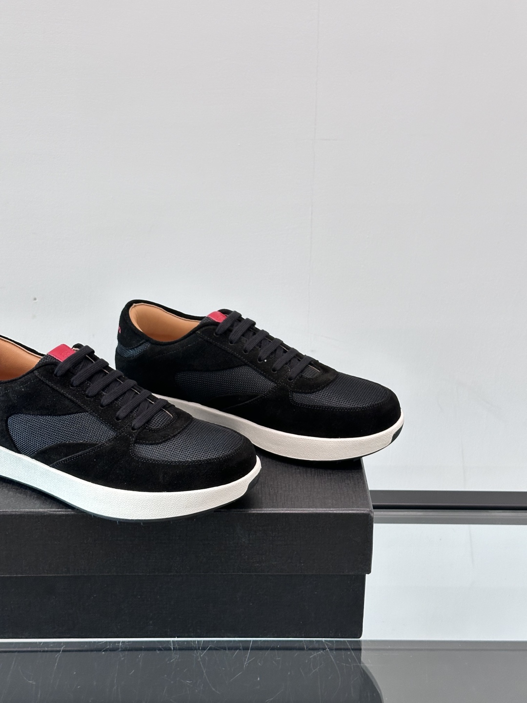 Kiton男士新款休闲运动鞋 👟
Kiton是意大利著名的顶级手工鞋品牌之一，传统工艺与自然之美的完美结