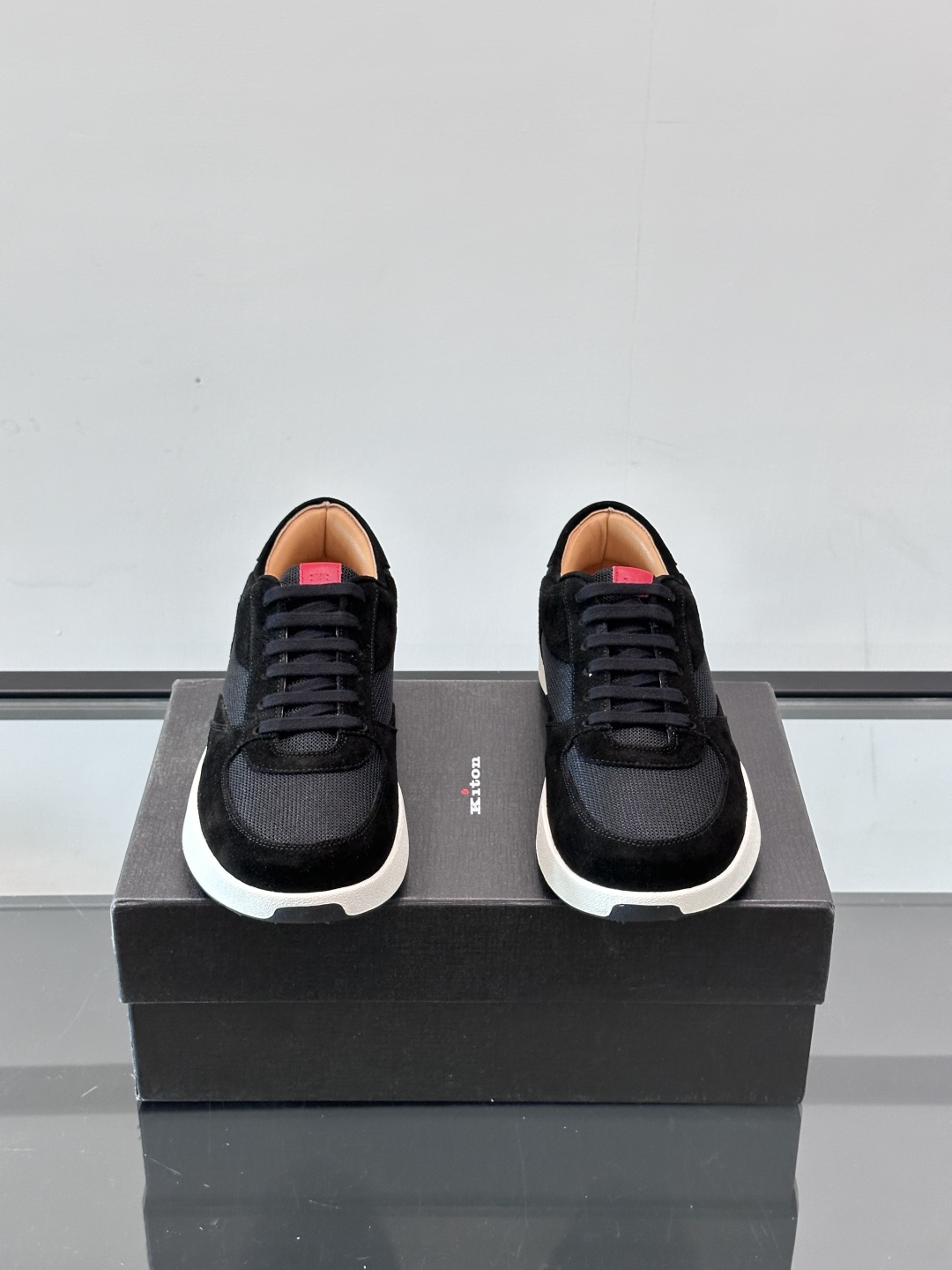 Kiton男士新款休闲运动鞋 👟
Kiton是意大利著名的顶级手工鞋品牌之一，传统工艺与自然之美的完美结