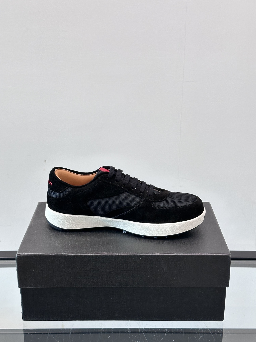 Kiton男士新款休闲运动鞋 👟
Kiton是意大利著名的顶级手工鞋品牌之一，传统工艺与自然之美的完美结