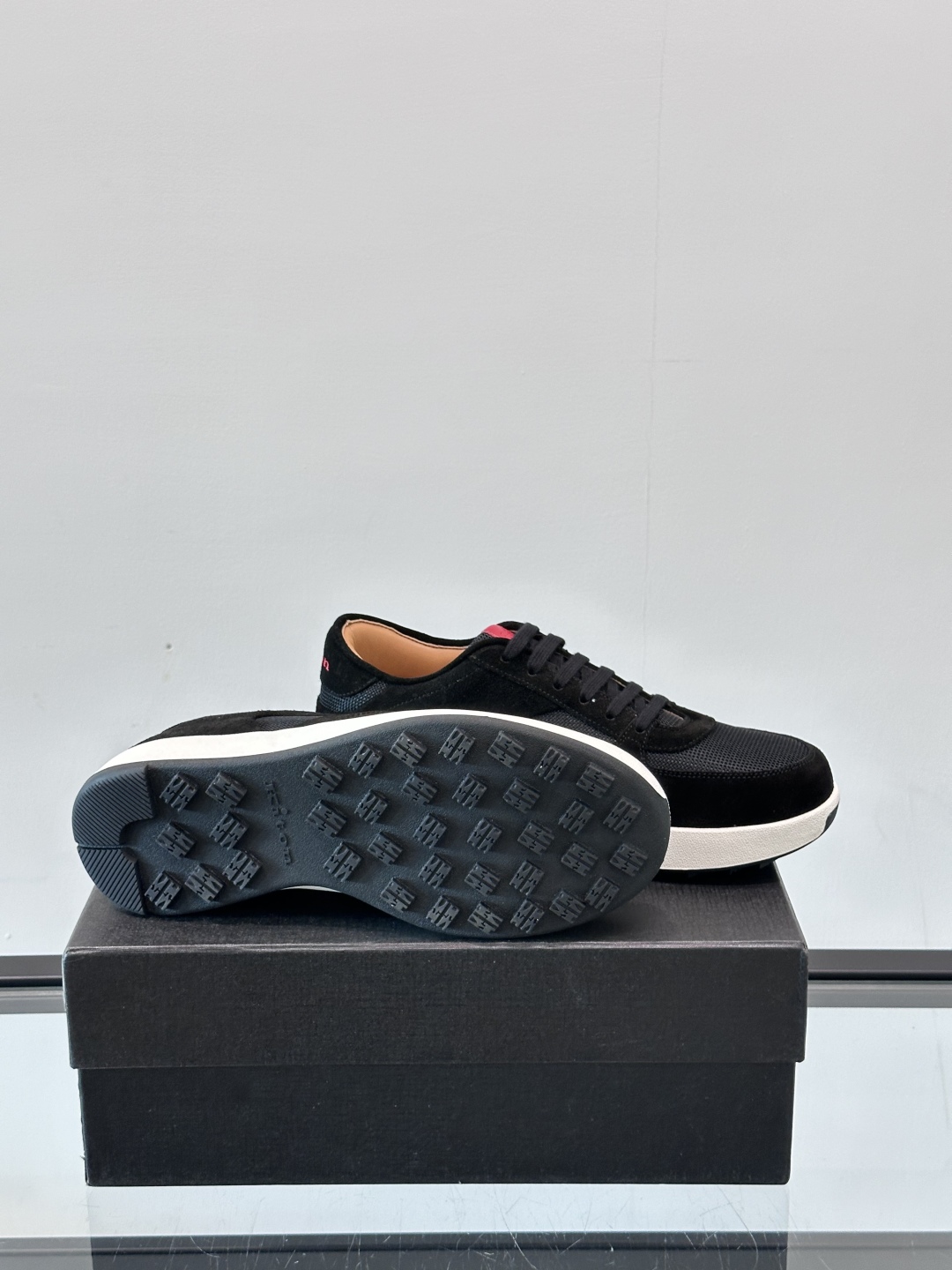 Kiton男士新款休闲运动鞋 👟
Kiton是意大利著名的顶级手工鞋品牌之一，传统工艺与自然之美的完美结