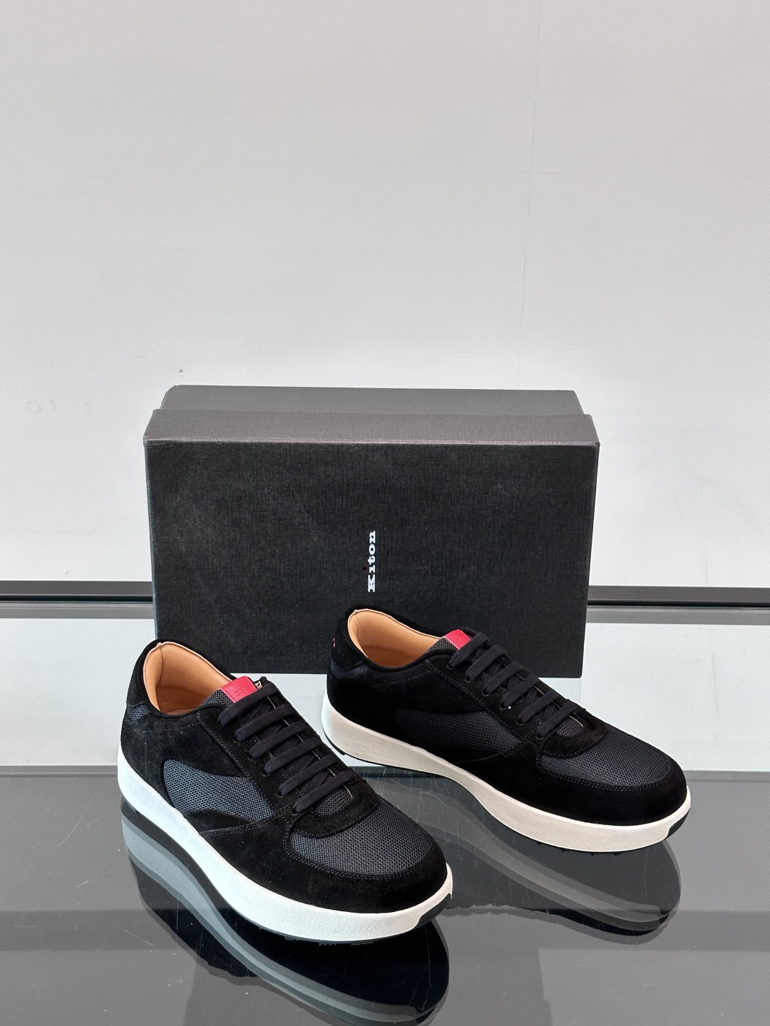 Kiton男士新款休闲运动鞋 👟
Kiton是意大利著名的顶级手工鞋品牌之一，传统工艺与自然之美的完美结