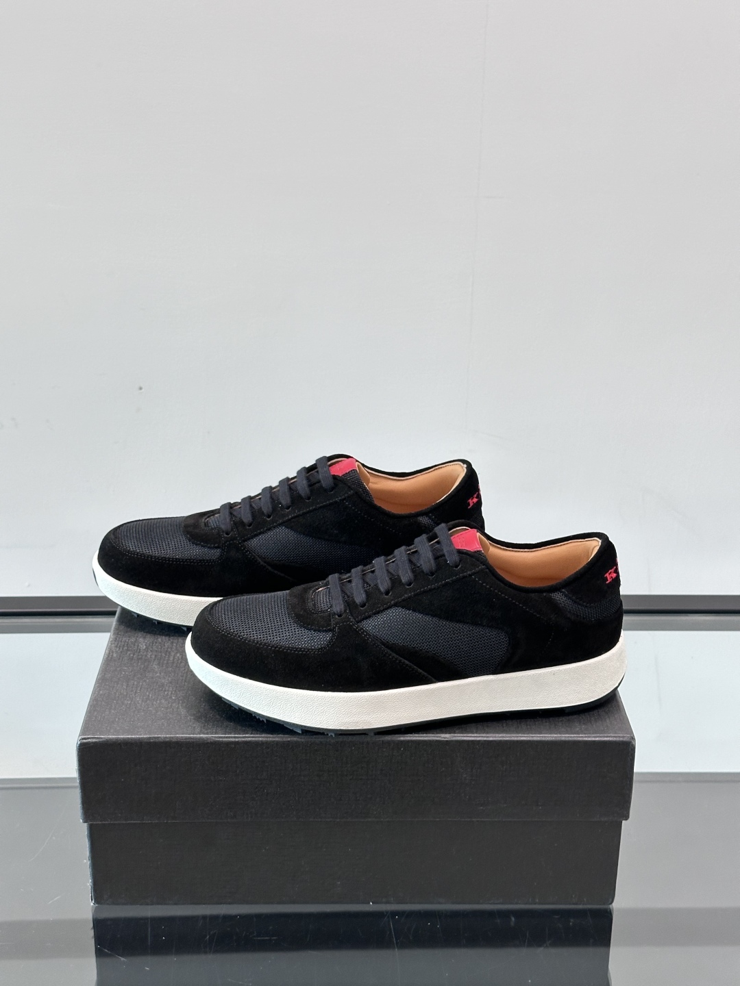 Kiton男士新款休闲运动鞋 👟
Kiton是意大利著名的顶级手工鞋品牌之一，传统工艺与自然之美的完美结