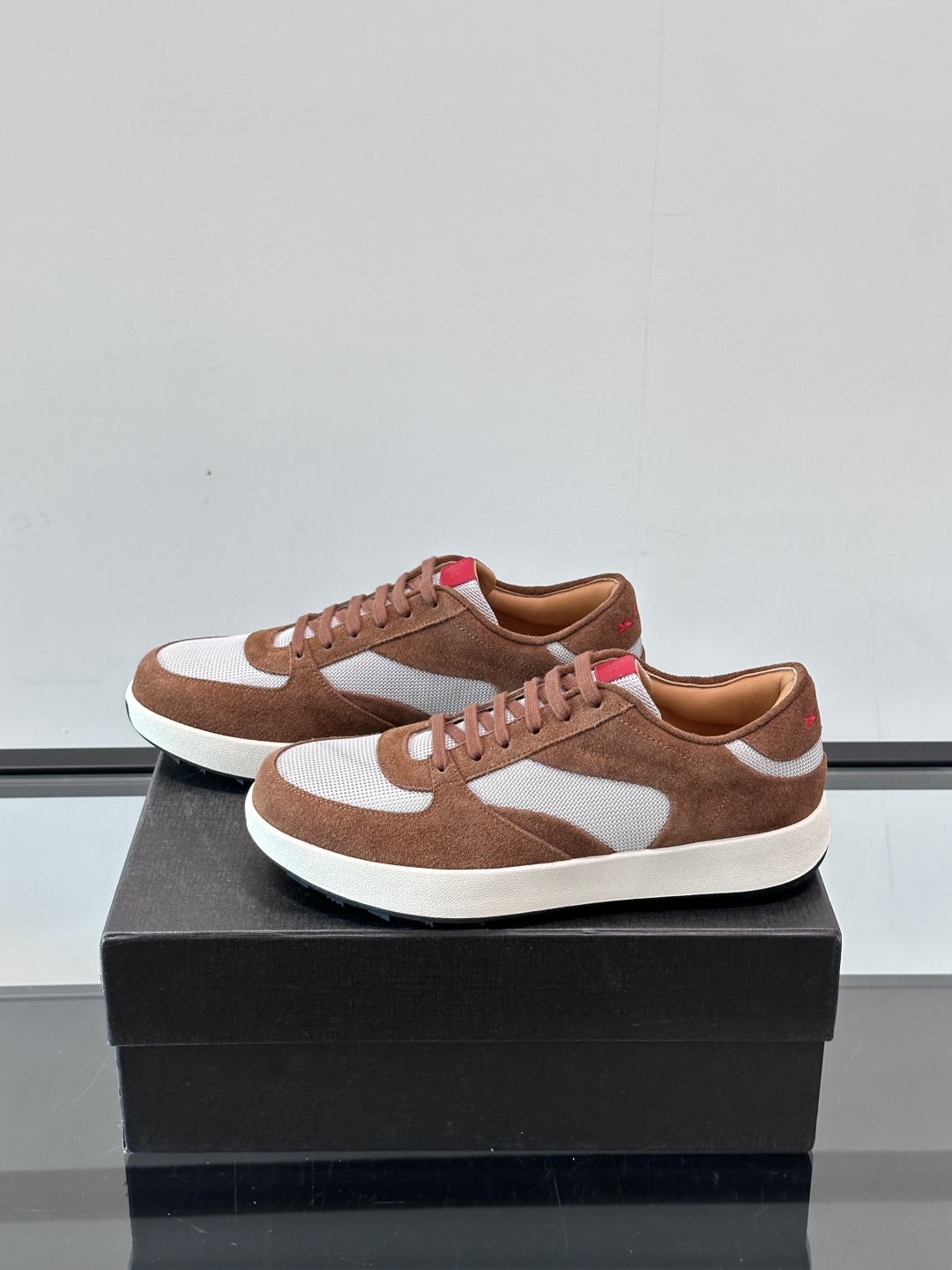 Kiton男士新款休闲运动鞋 👟
Kiton是意大利著名的顶级手工鞋品牌之一，传统工艺与自然之美的完美结