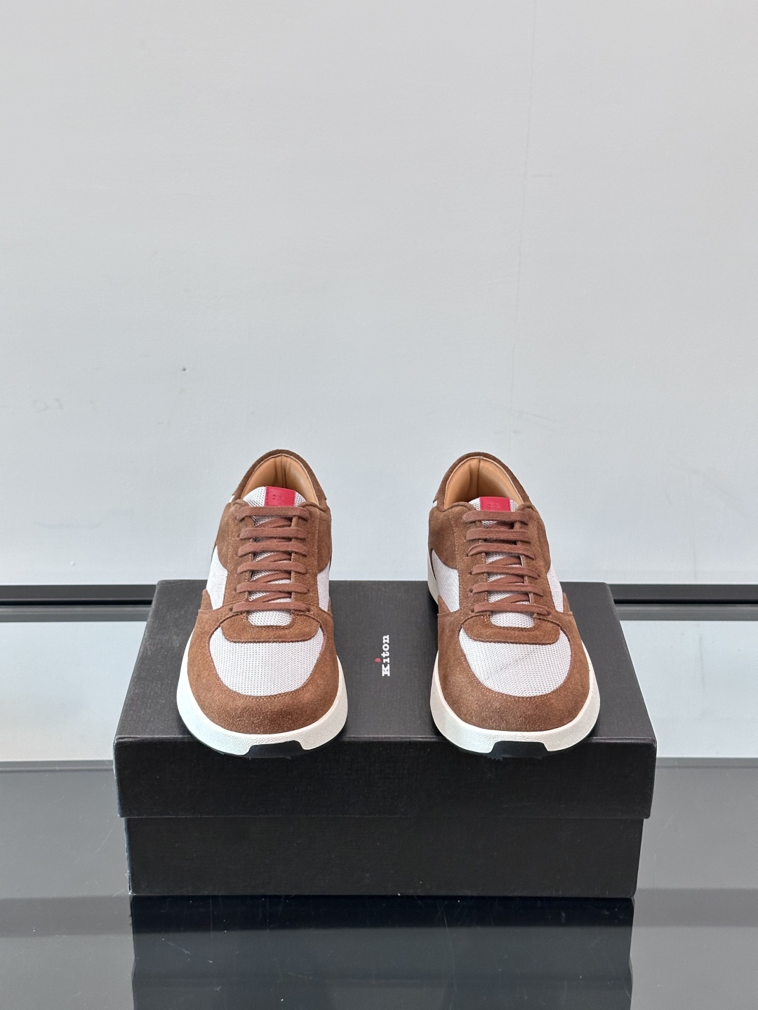 Kiton男士新款休闲运动鞋 👟
Kiton是意大利著名的顶级手工鞋品牌之一，传统工艺与自然之美的完美结