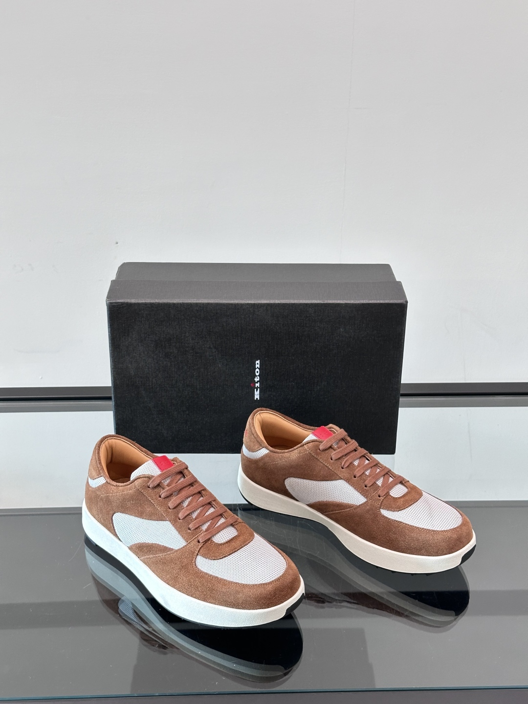 Kiton男士新款休闲运动鞋 👟
Kiton是意大利著名的顶级手工鞋品牌之一，传统工艺与自然之美的完美结